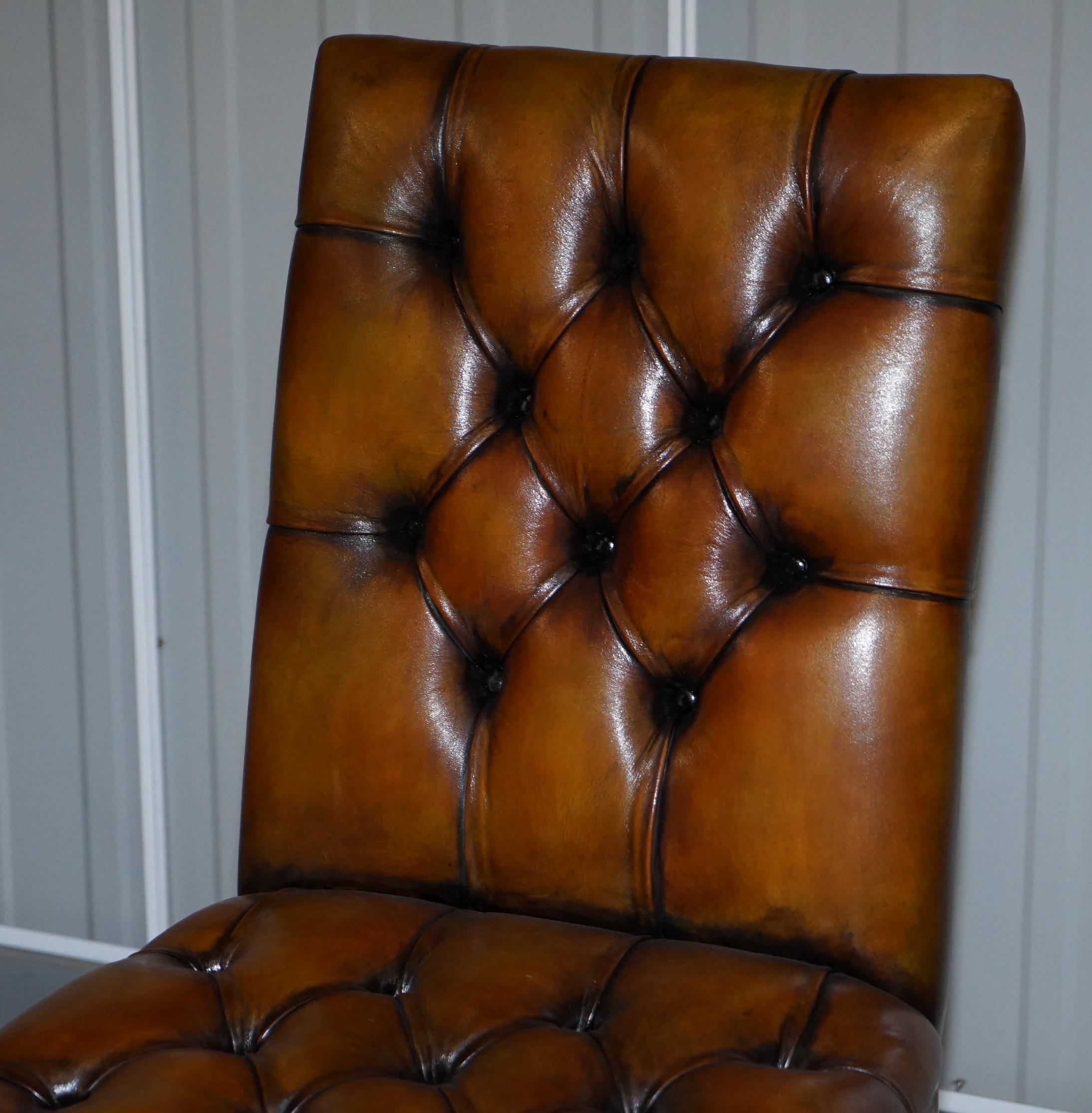 Vollständig restaurierte Suite aus neuen Chesterfield-Esszimmerstühlen aus Leder mit Klauen- und Kugelfüßen (Handgefertigt) im Angebot