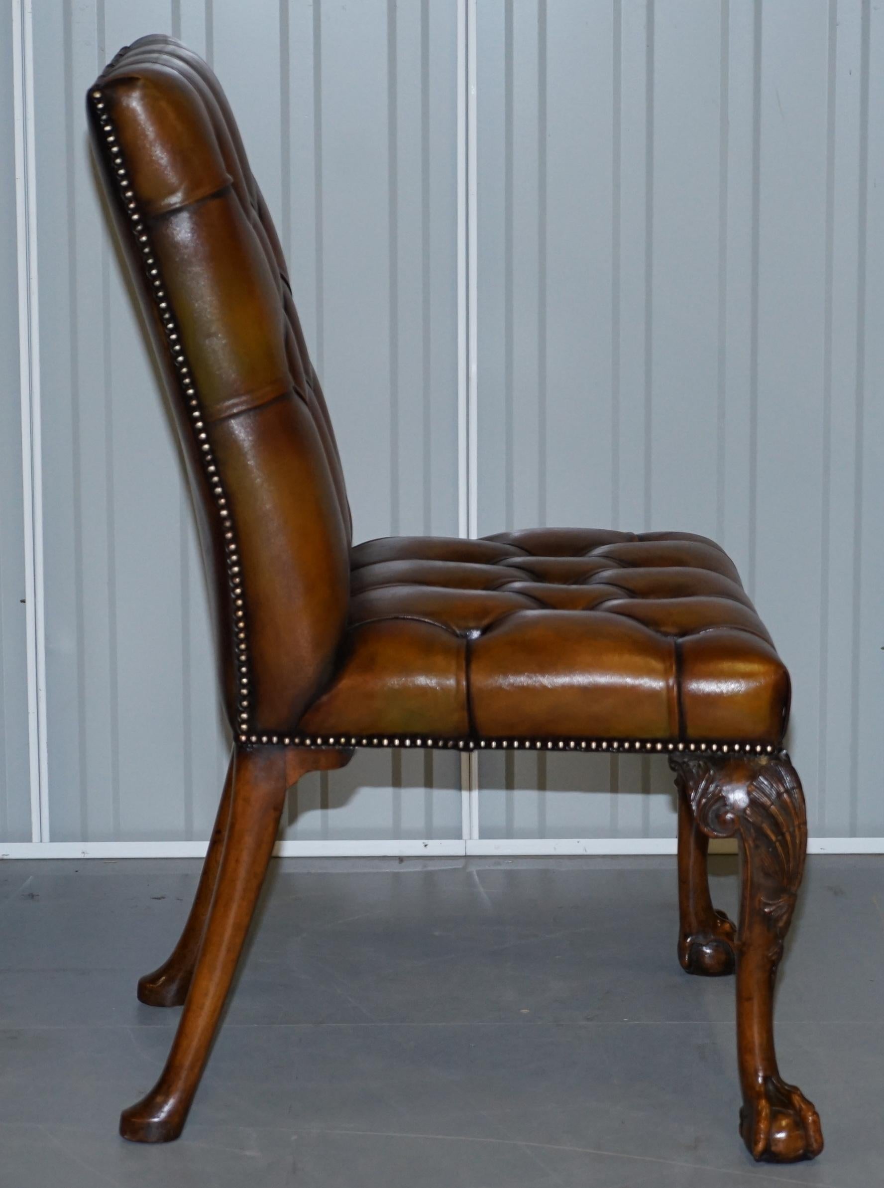 Vollständig restaurierte Suite aus neuen Chesterfield-Esszimmerstühlen aus Leder mit Klauen- und Kugelfüßen im Angebot 2
