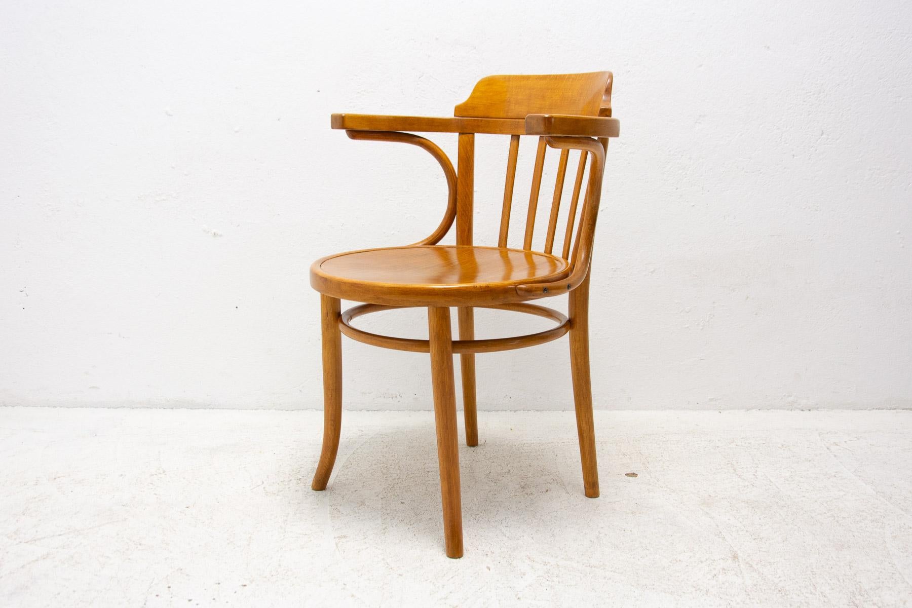 Cette chaise a été fabriquée par Thonet dans l'ancienne Tchécoslovaquie dans les années 1930. La marque Thonet est embossée sur le dessous du siège. Le fauteuil a été rénové et est en excellent état.

Mesures : Hauteur : 80 cm

Siège : 62×51