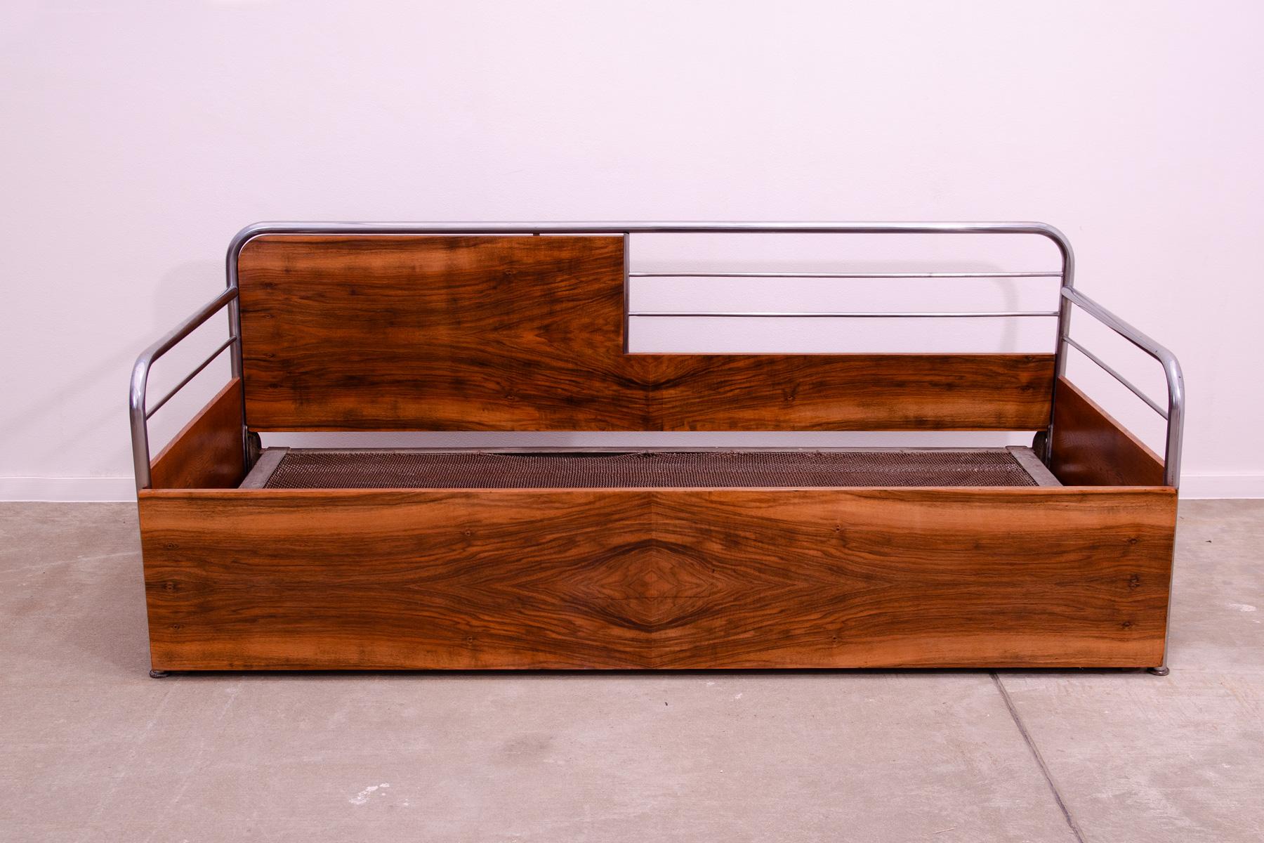 This sofa bed is among the relatively unusual preserved pieces on our market. It was made in the 1930s, probably in the former Czechoslovakia. It is made of wood and bent chrome tubes.
It was completely restored, the chrome was polished, the wooden