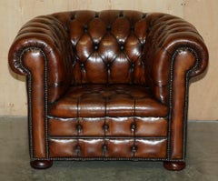 CHESTERFIELD CLUB ARMCHAIR entièrement rénovée, en cuir marron foncé, des années 1930