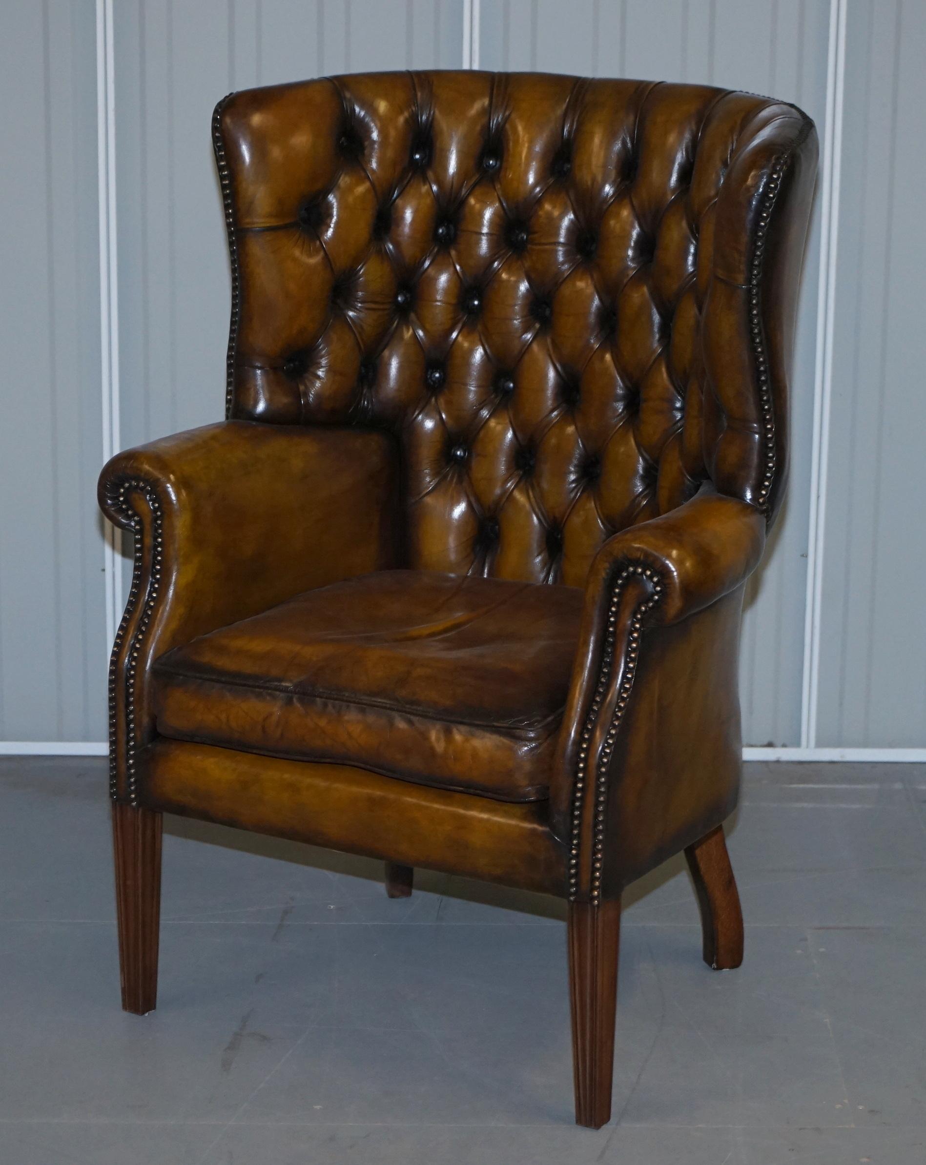 Anglais Chesterfield Wingback Armchair Vintage entièrement restauré en cuir Brown en vente