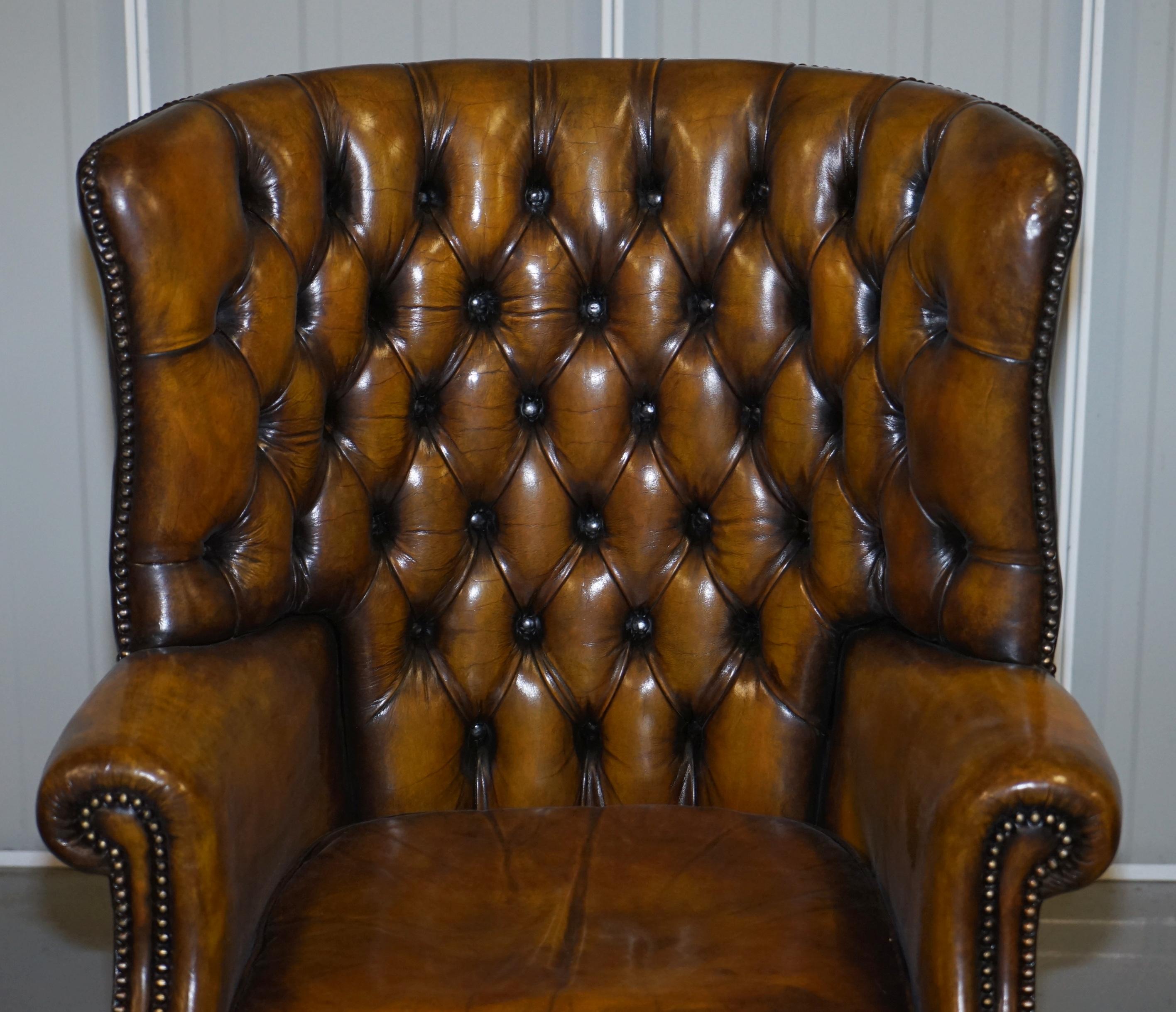 Fait main Chesterfield Wingback Armchair Vintage entièrement restauré en cuir Brown en vente