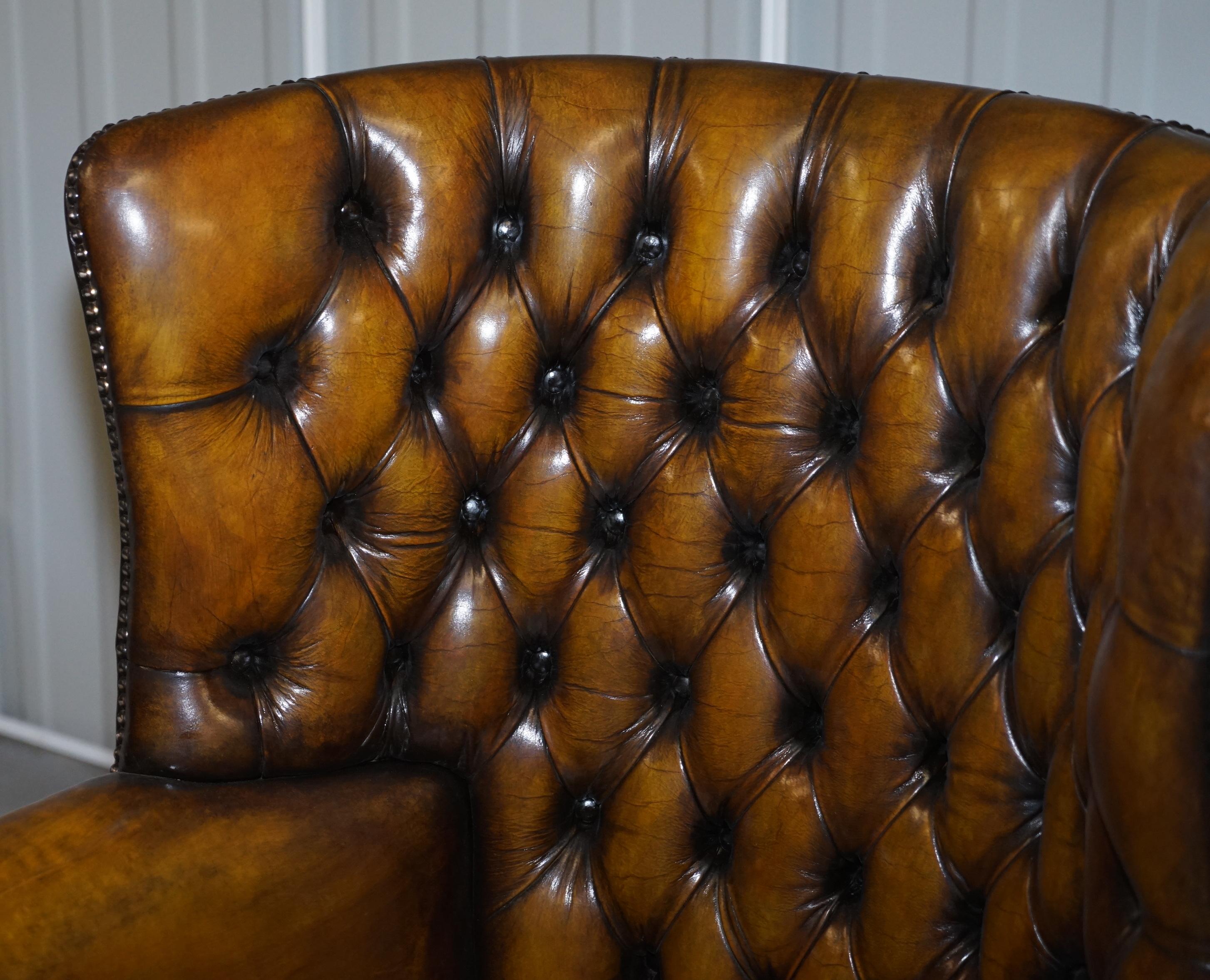 Chesterfield Wingback Armchair Vintage entièrement restauré en cuir Brown Bon état - En vente à West Sussex, Pulborough