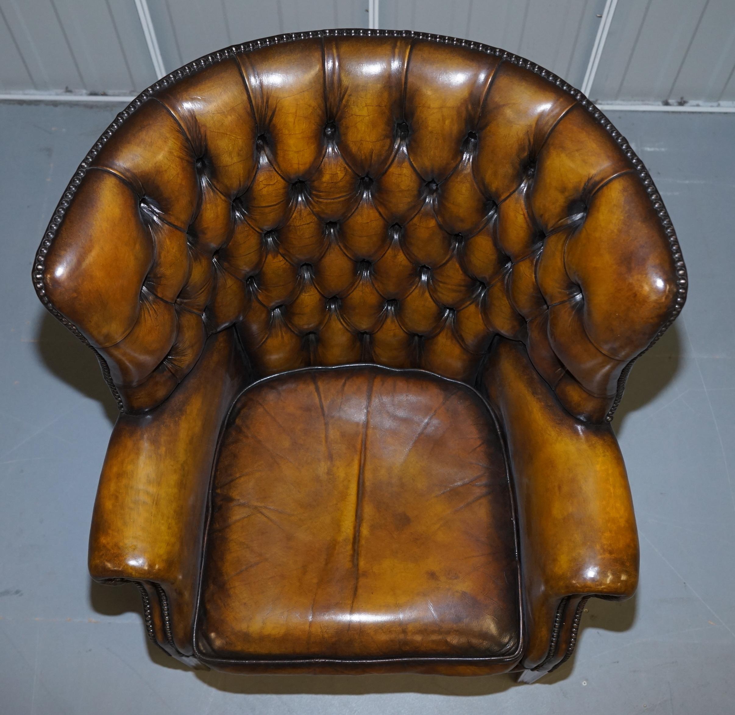 Cuir Chesterfield Wingback Armchair Vintage entièrement restauré en cuir Brown en vente