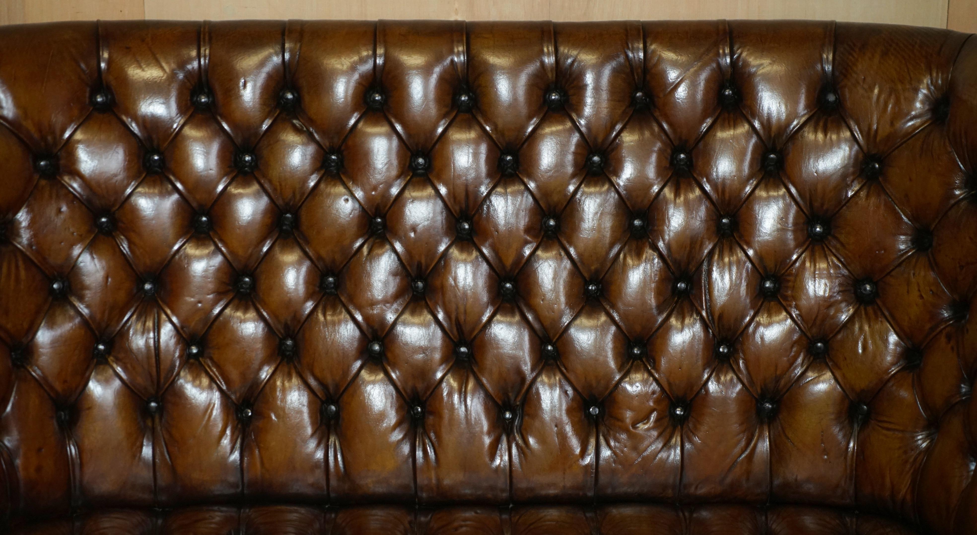 English FULLY RESTORED ViNTAGE CIGAR BROWN LEATHER PORTERS WINGBACK CHESTERFIELD SOFA For Sale