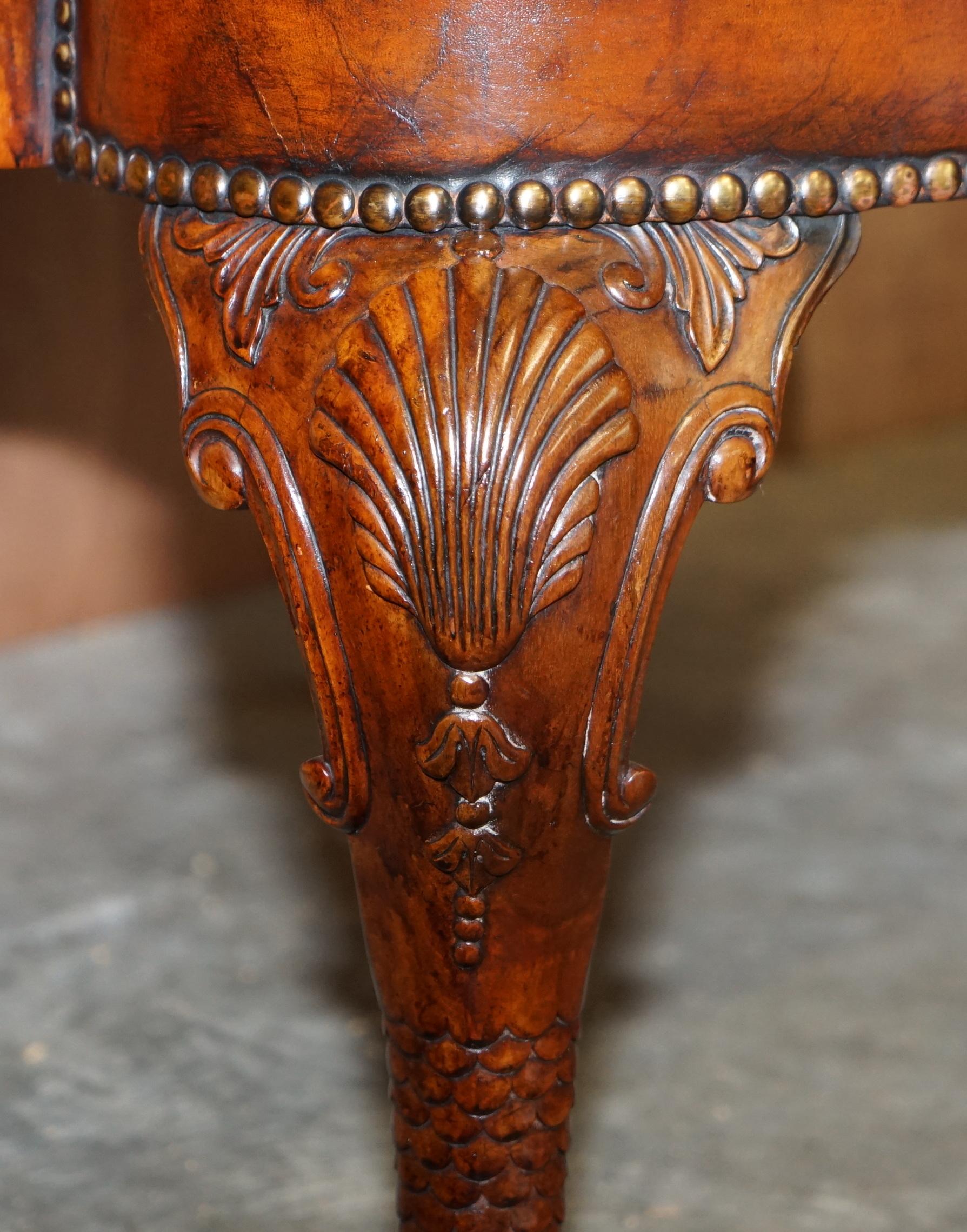 Fauteuil vintage en cuir marron entièrement restauré avec bras en forme d'aigle et pieds en forme de boule en vente 3
