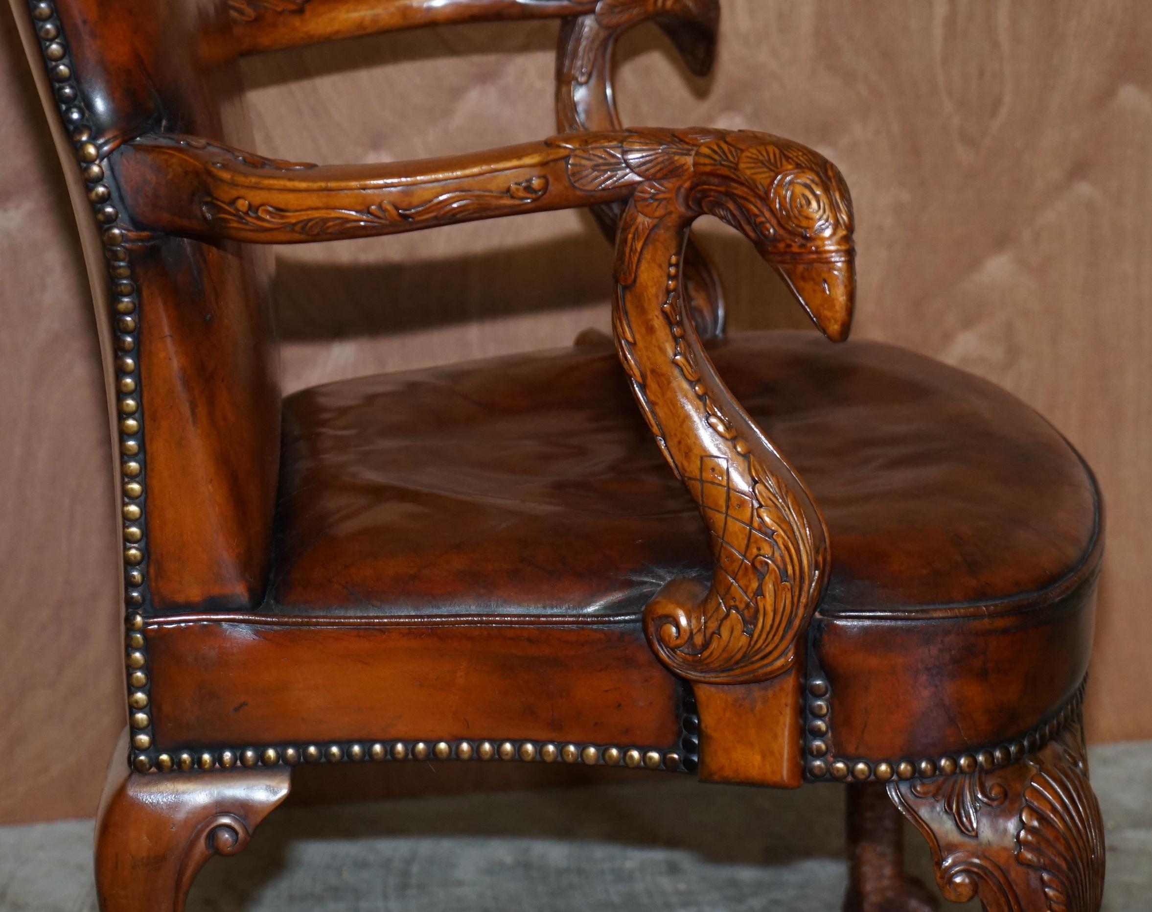 Fauteuil vintage en cuir marron entièrement restauré avec bras en forme d'aigle et pieds en forme de boule en vente 6