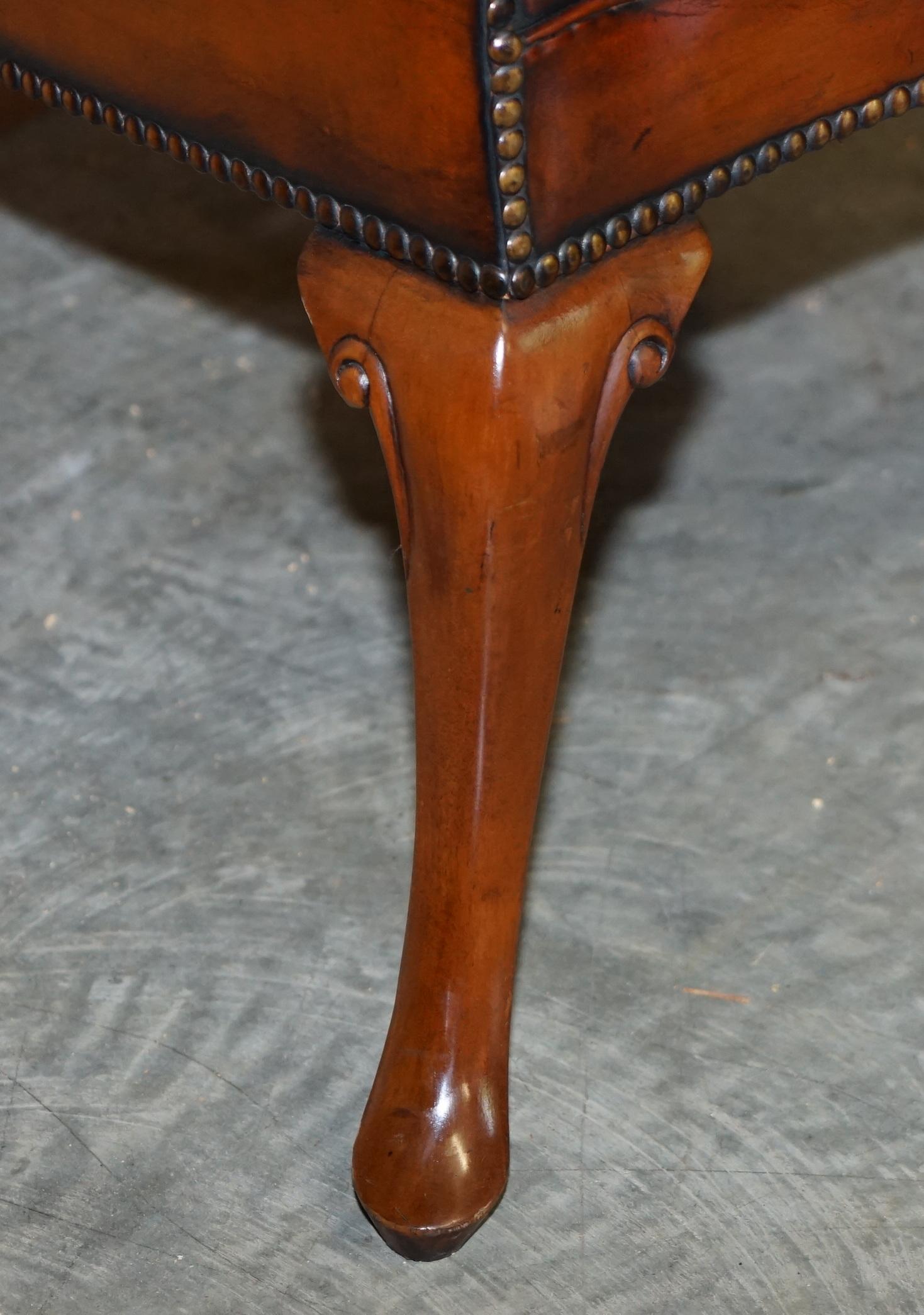 Fauteuil vintage en cuir marron entièrement restauré avec bras en forme d'aigle et pieds en forme de boule en vente 7