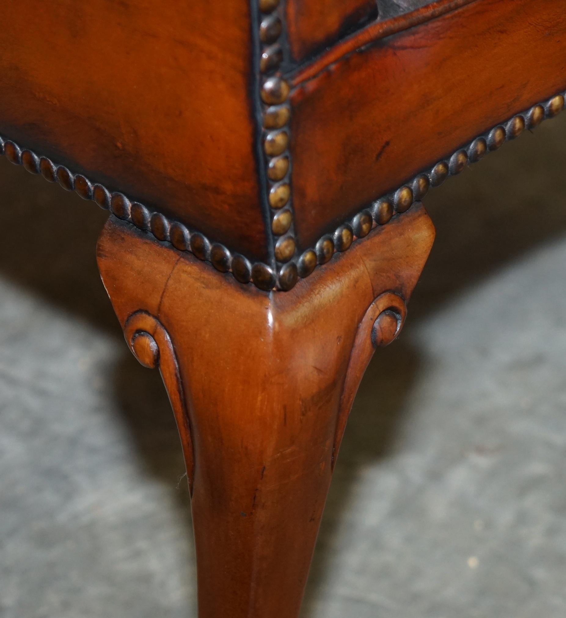 Restaurierter brauner Ledersessel mit Adler-Armband und Kugelfüßen im Vintage-Stil im Angebot 9