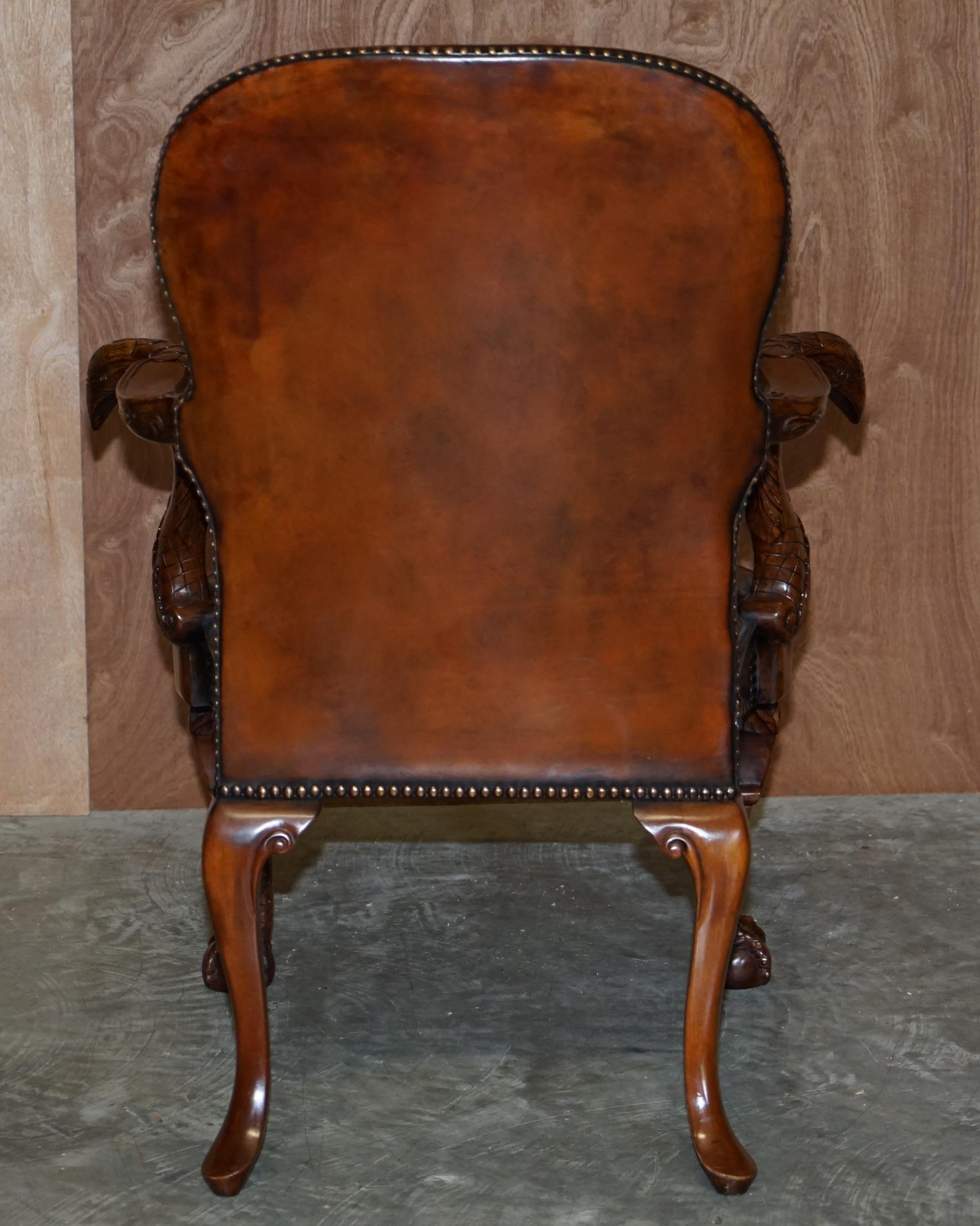 Fauteuil vintage en cuir marron entièrement restauré avec bras en forme d'aigle et pieds en forme de boule en vente 9
