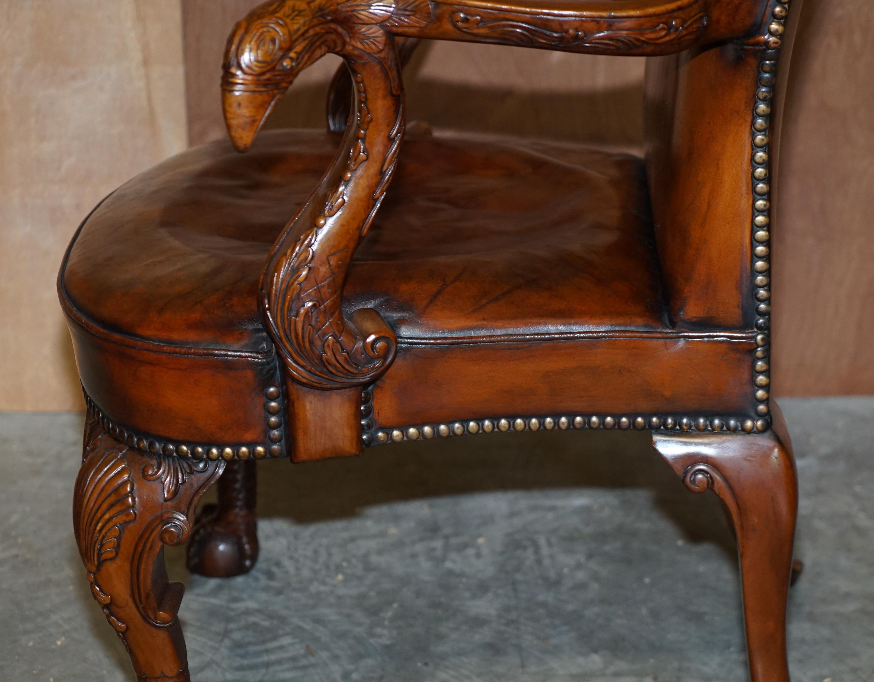 Fauteuil vintage en cuir marron entièrement restauré avec bras en forme d'aigle et pieds en forme de boule en vente 11
