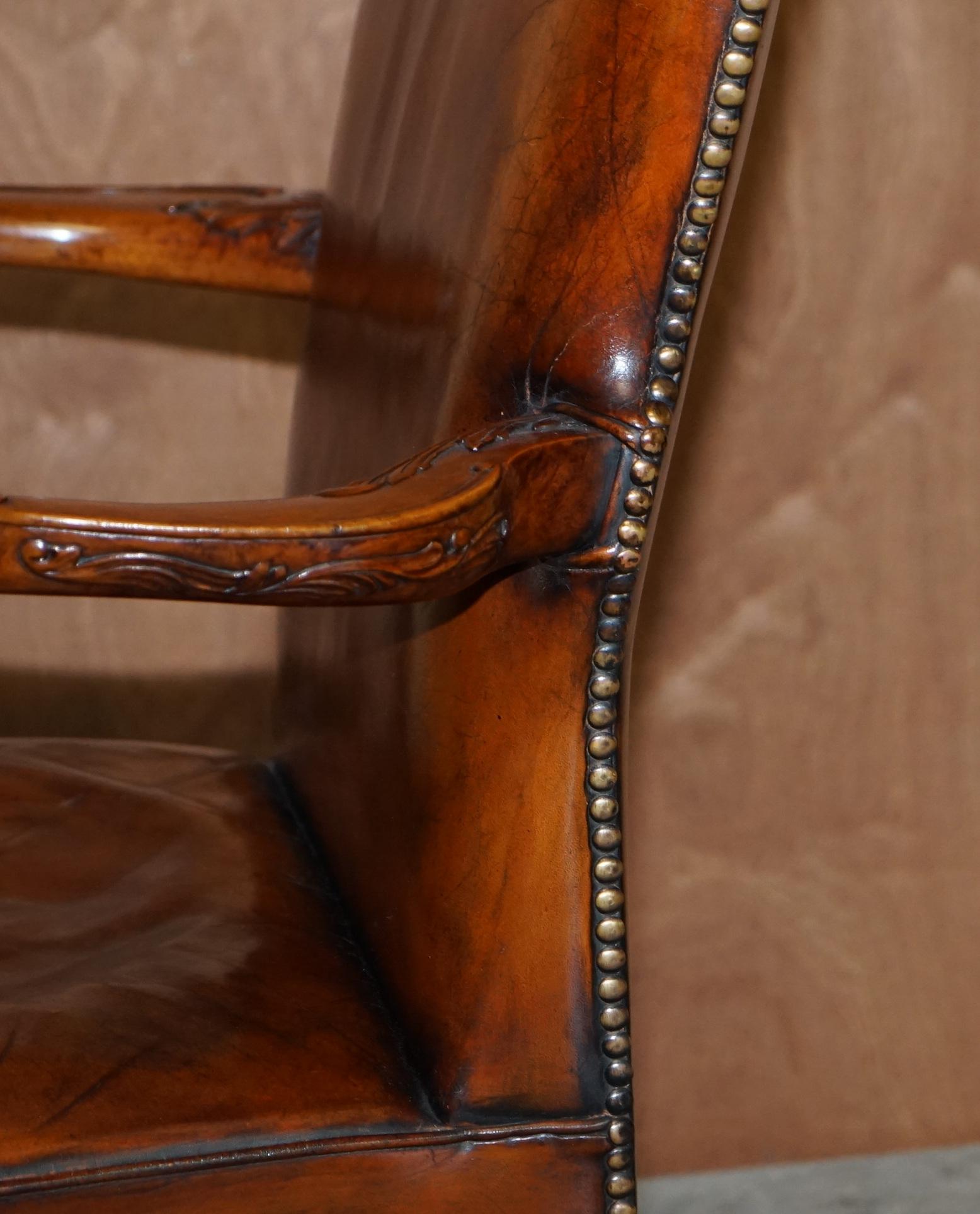Fauteuil vintage en cuir marron entièrement restauré avec bras en forme d'aigle et pieds en forme de boule en vente 12