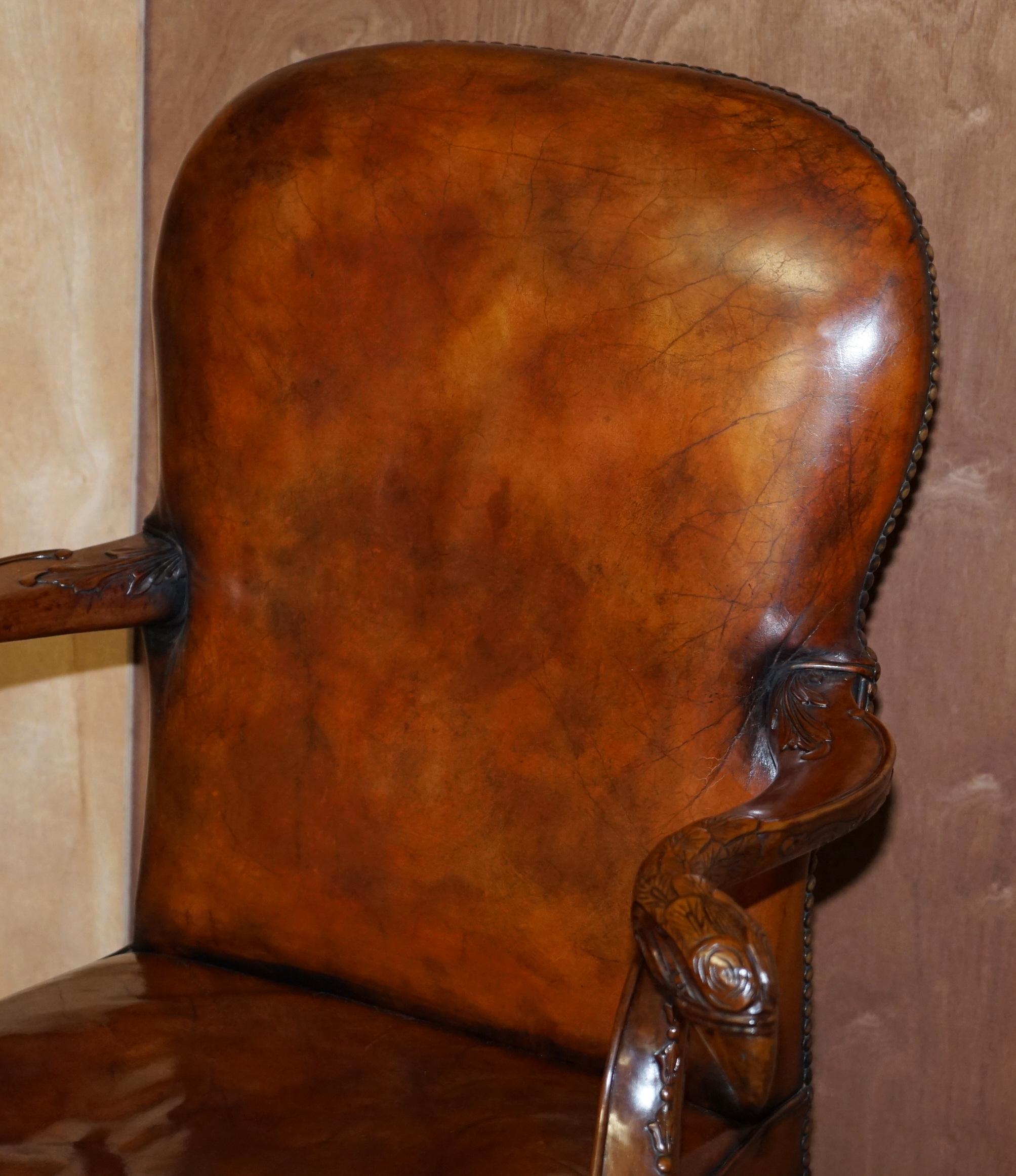 Georgien Fauteuil vintage en cuir marron entièrement restauré avec bras en forme d'aigle et pieds en forme de boule en vente