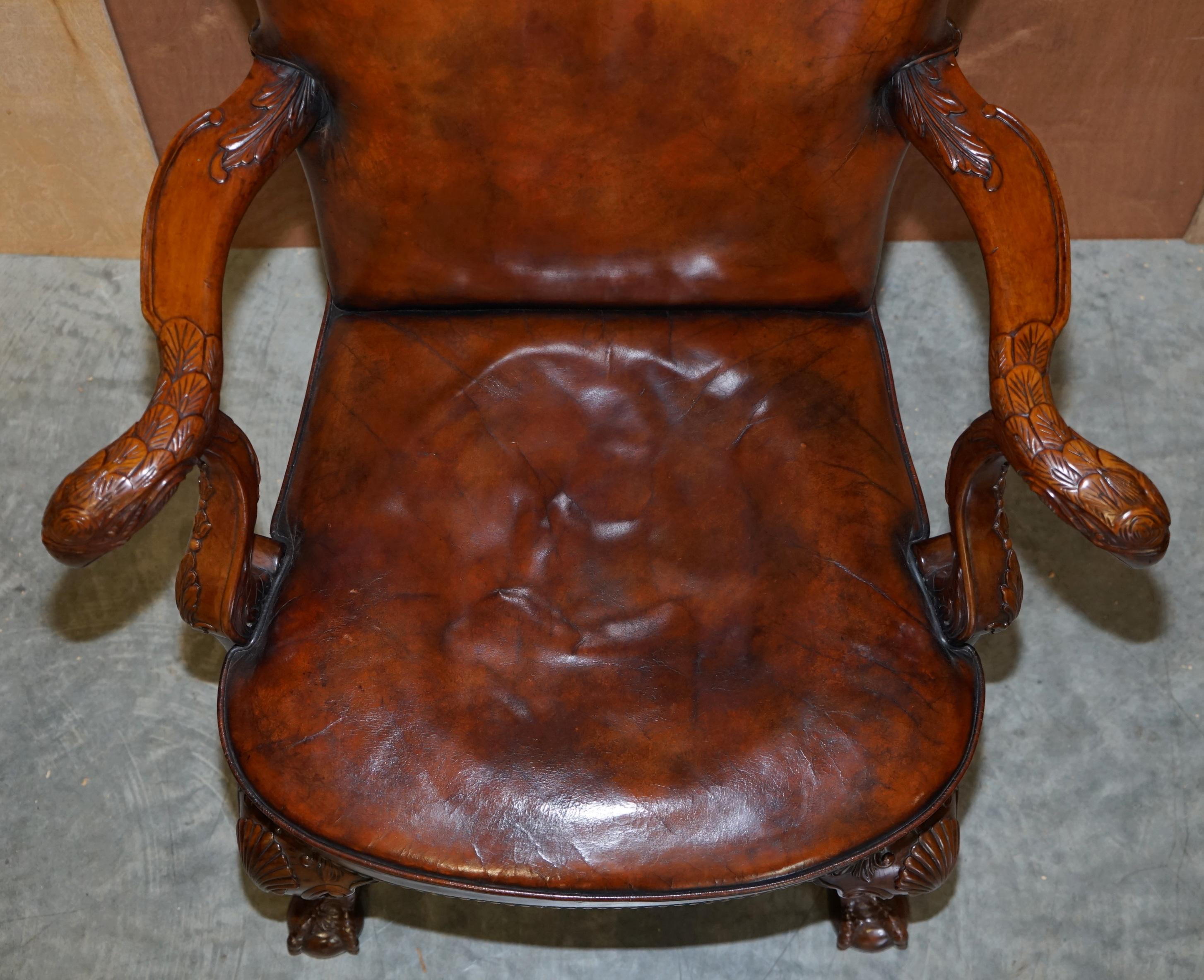 Anglais Fauteuil vintage en cuir marron entièrement restauré avec bras en forme d'aigle et pieds en forme de boule en vente