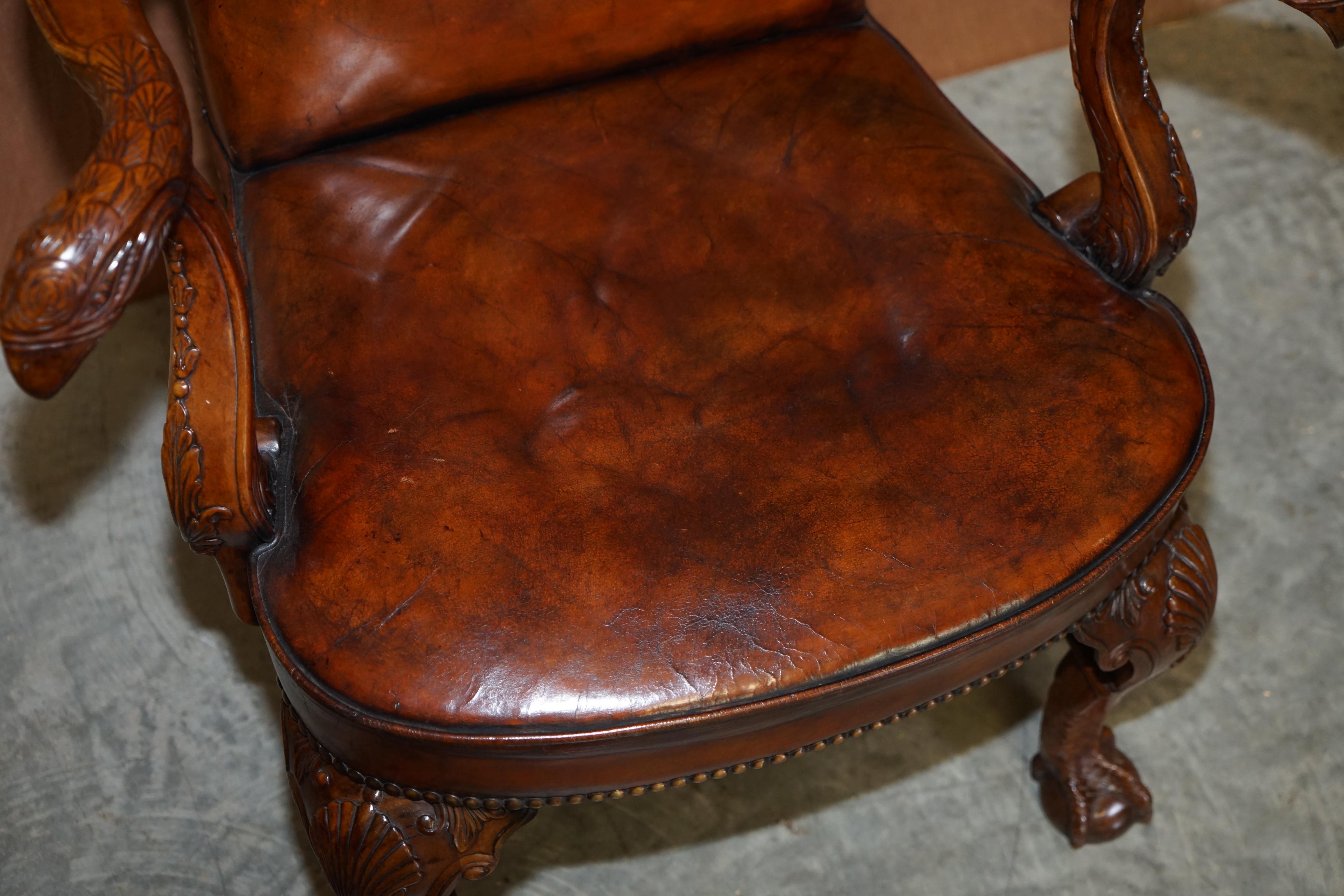 Fait main Fauteuil vintage en cuir marron entièrement restauré avec bras en forme d'aigle et pieds en forme de boule en vente