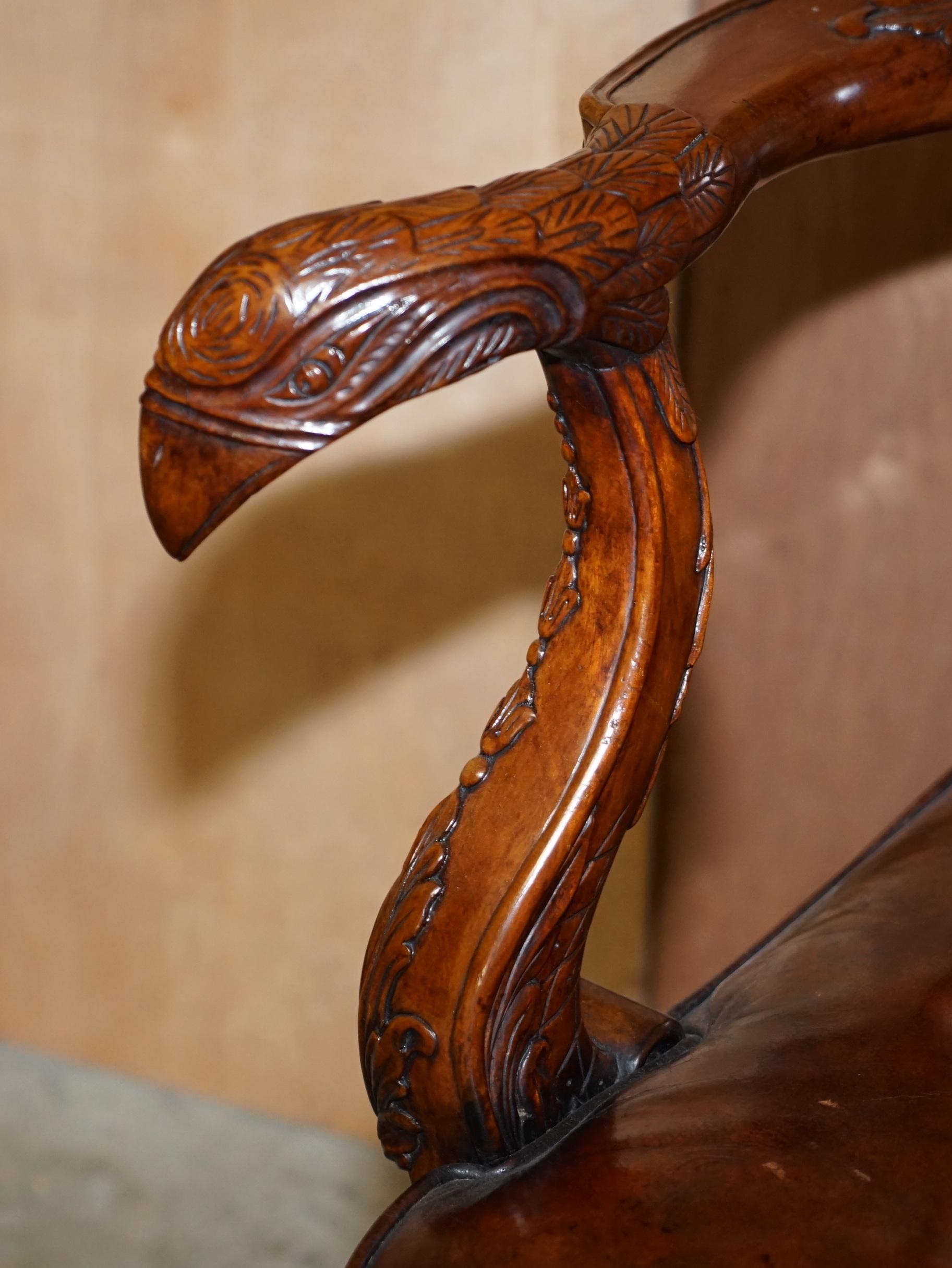 Cuir Fauteuil vintage en cuir marron entièrement restauré avec bras en forme d'aigle et pieds en forme de boule en vente