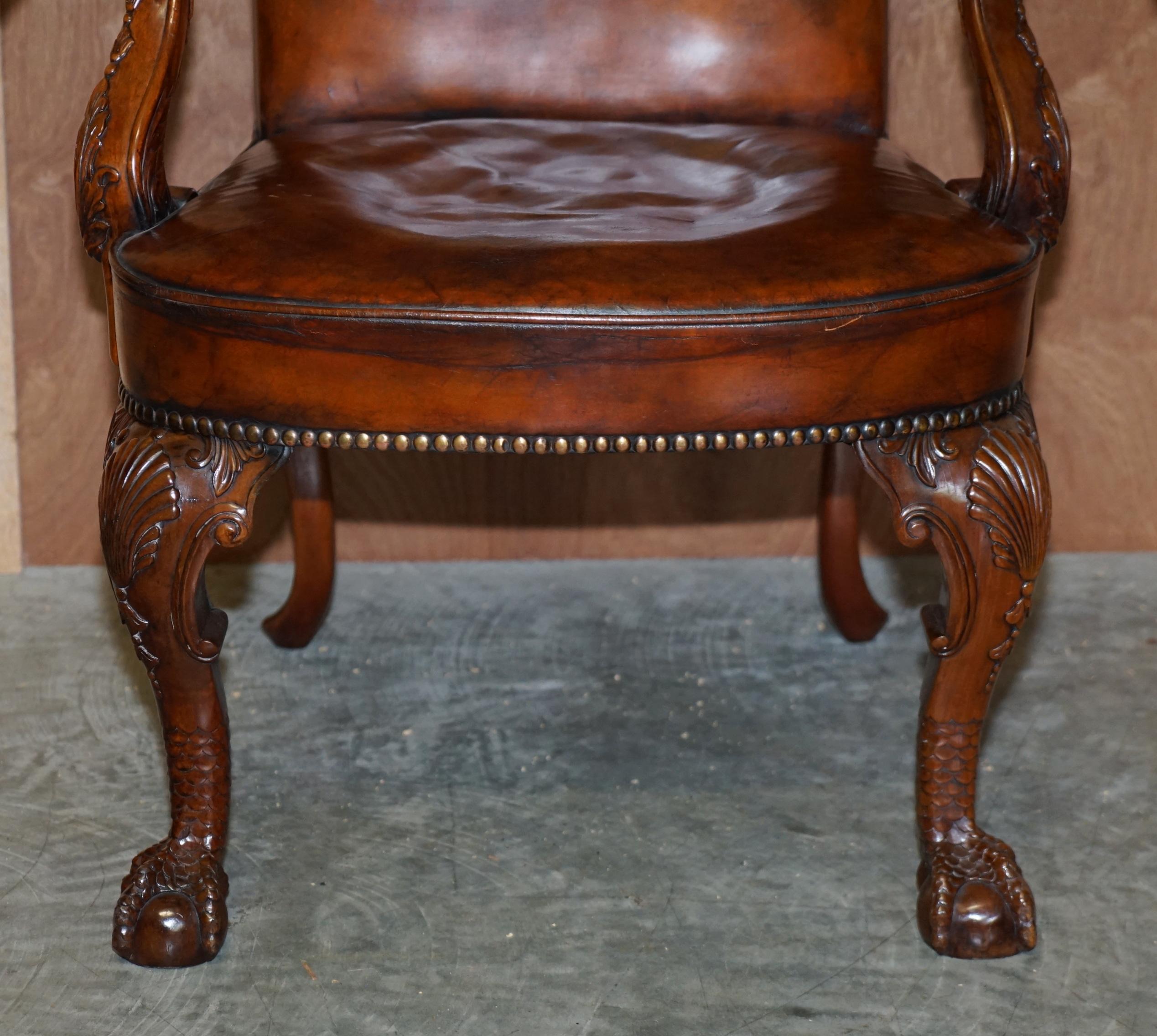 Fauteuil vintage en cuir marron entièrement restauré avec bras en forme d'aigle et pieds en forme de boule en vente 1