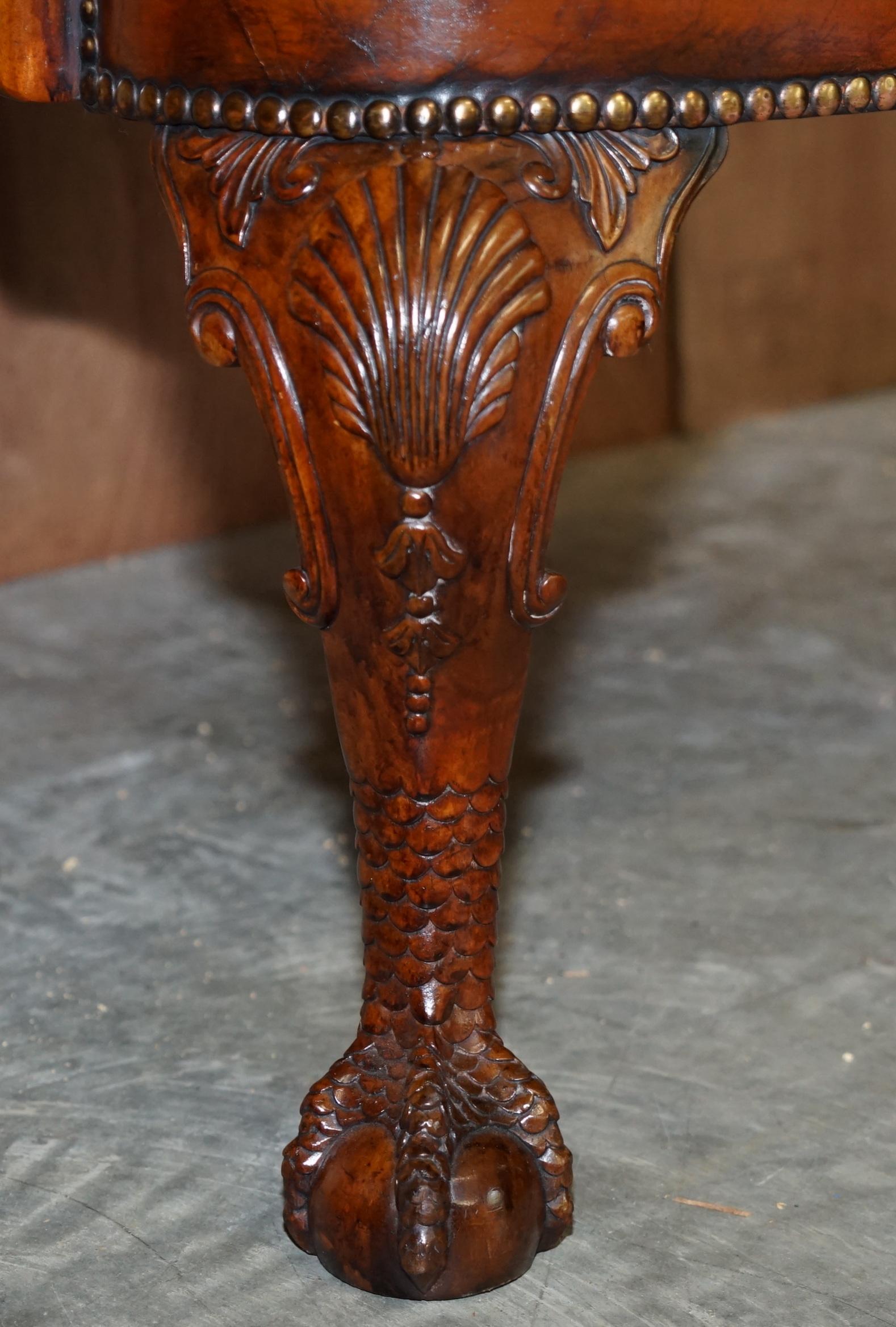 Fauteuil vintage en cuir marron entièrement restauré avec bras en forme d'aigle et pieds en forme de boule en vente 2