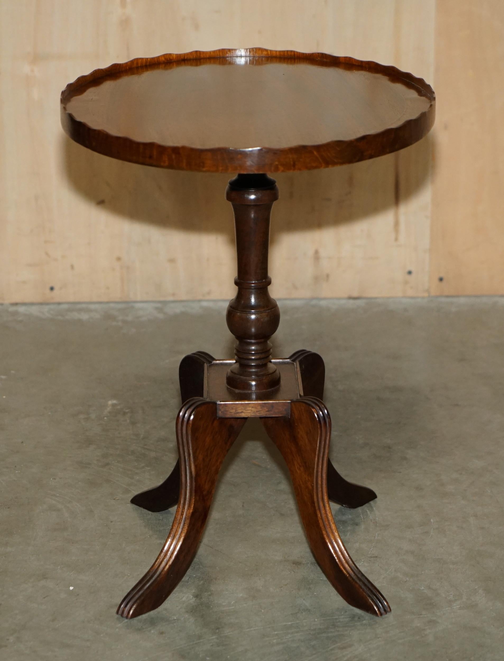 FULLY RESTORED ViNTAGE FLAMED HARDWOOD SIDE END TABLE WITH GALLERY RAIL BORDER For Sale 4