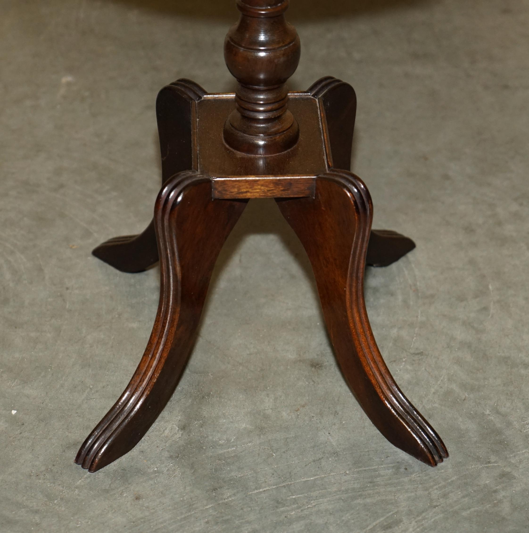 FULLY RESTORED ViNTAGE FLAMED HARDWOOD SIDE END TABLE WITH GALLERY RAIL BORDER For Sale 5