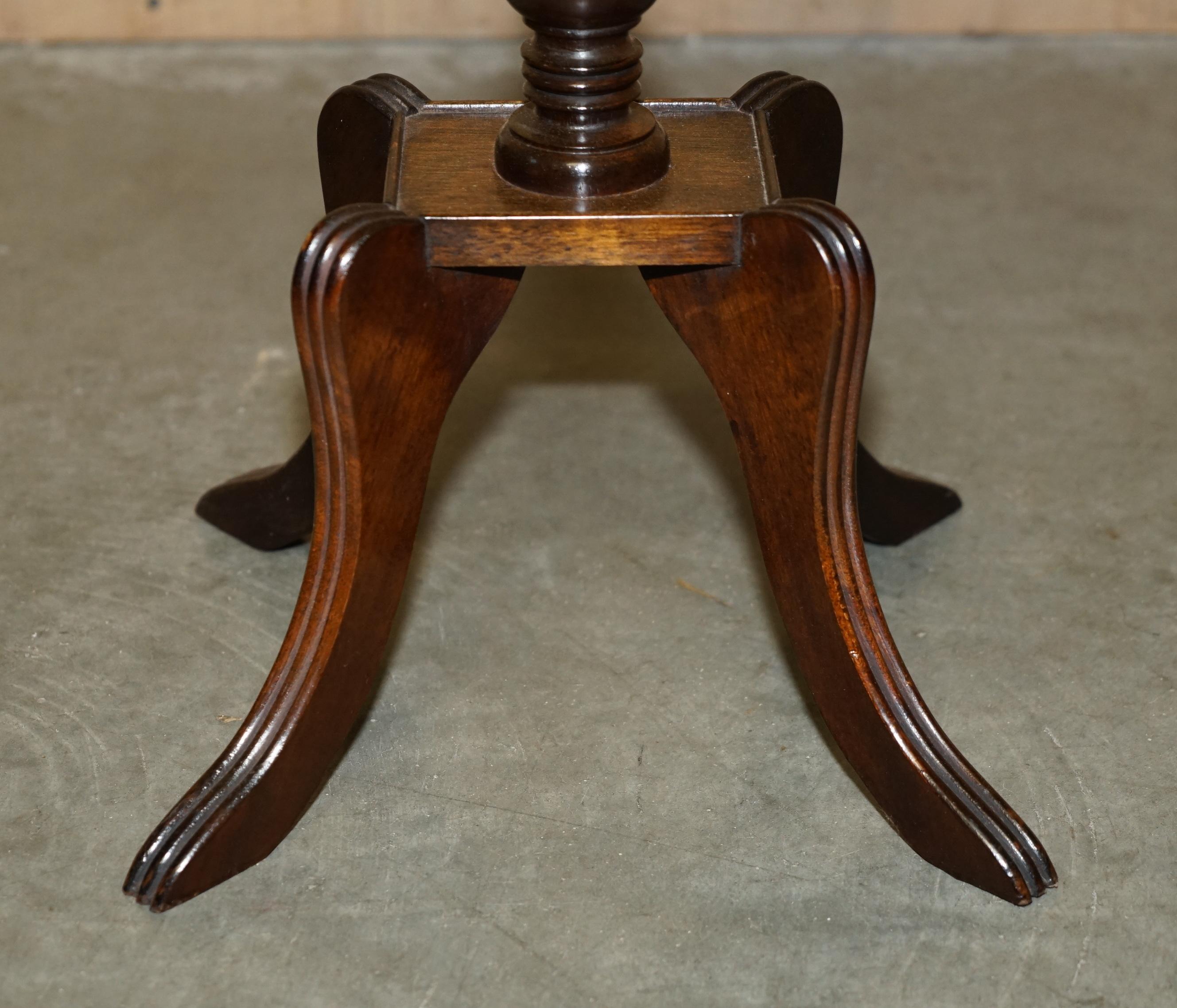 FULLY RESTORED ViNTAGE FLAMED HARDWOOD SIDE END TABLE WITH GALLERY RAIL BORDER For Sale 2