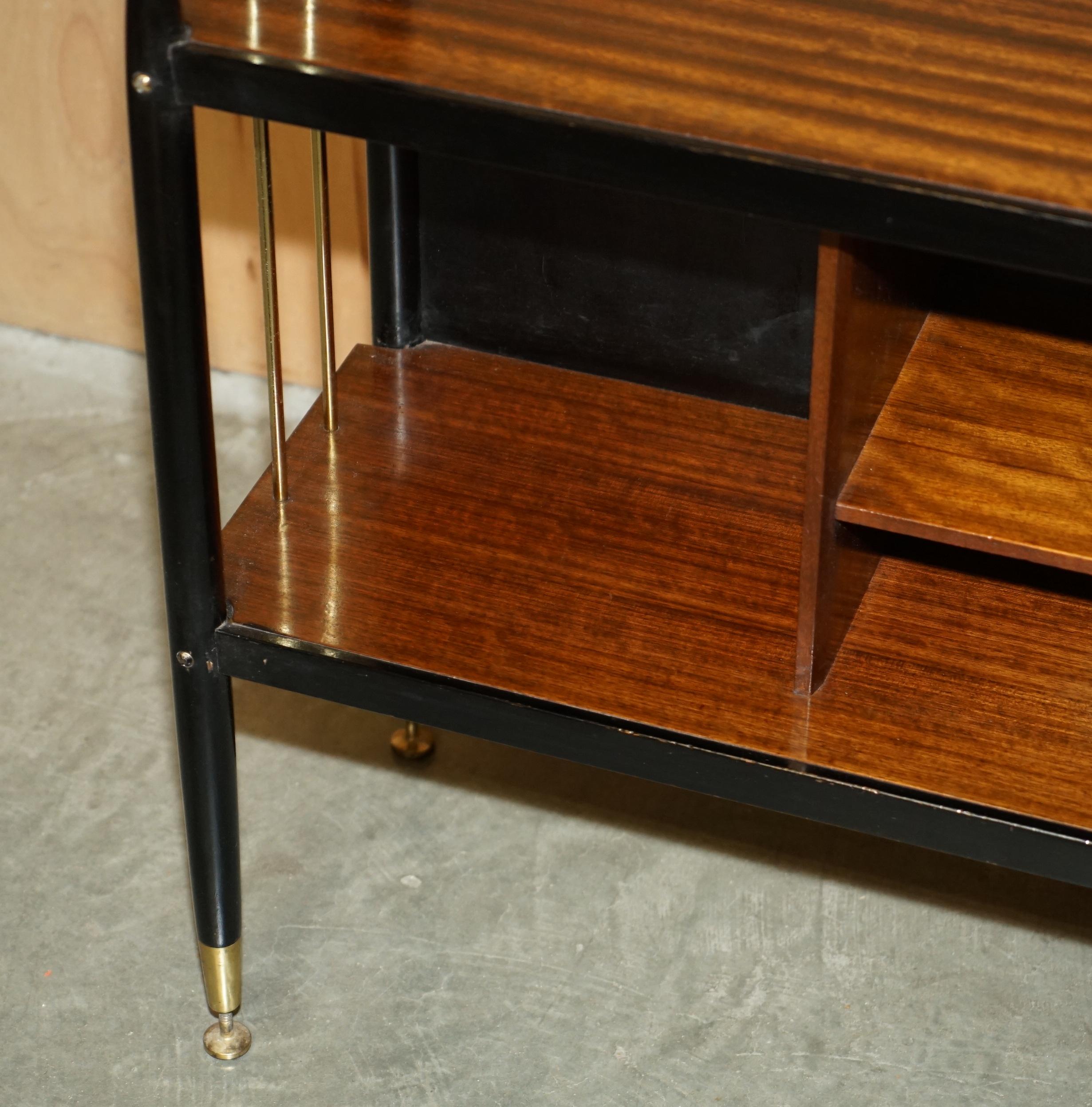 LIBRERIA DA LATO IN OTTONE E LEGNO DURO COMPLETAMENTE RISTRUTTURATA DI G-Plan in vendita 2