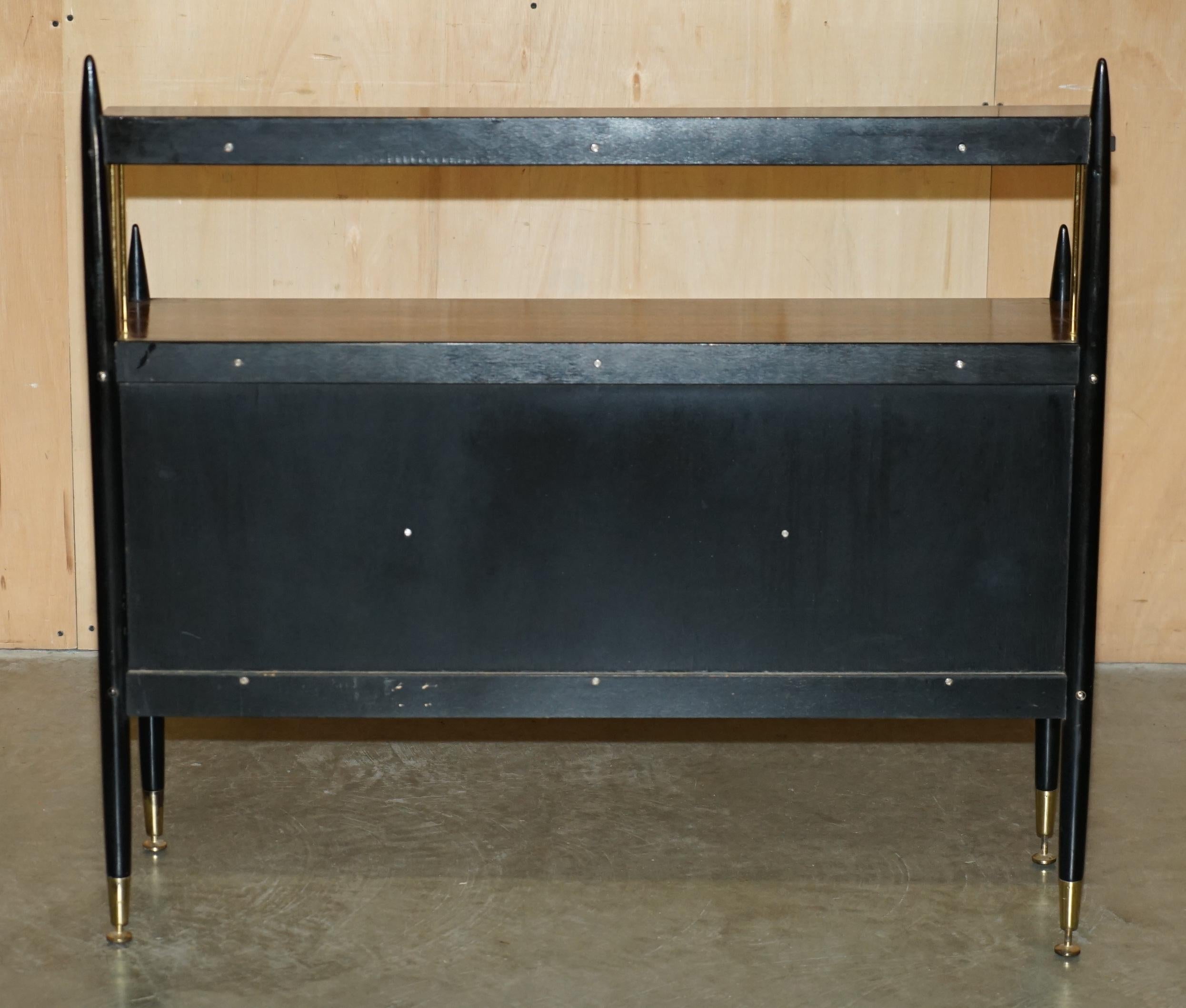LIBRERIA DA LATO IN OTTONE E LEGNO DURO COMPLETAMENTE RISTRUTTURATA DI G-Plan in vendita 10