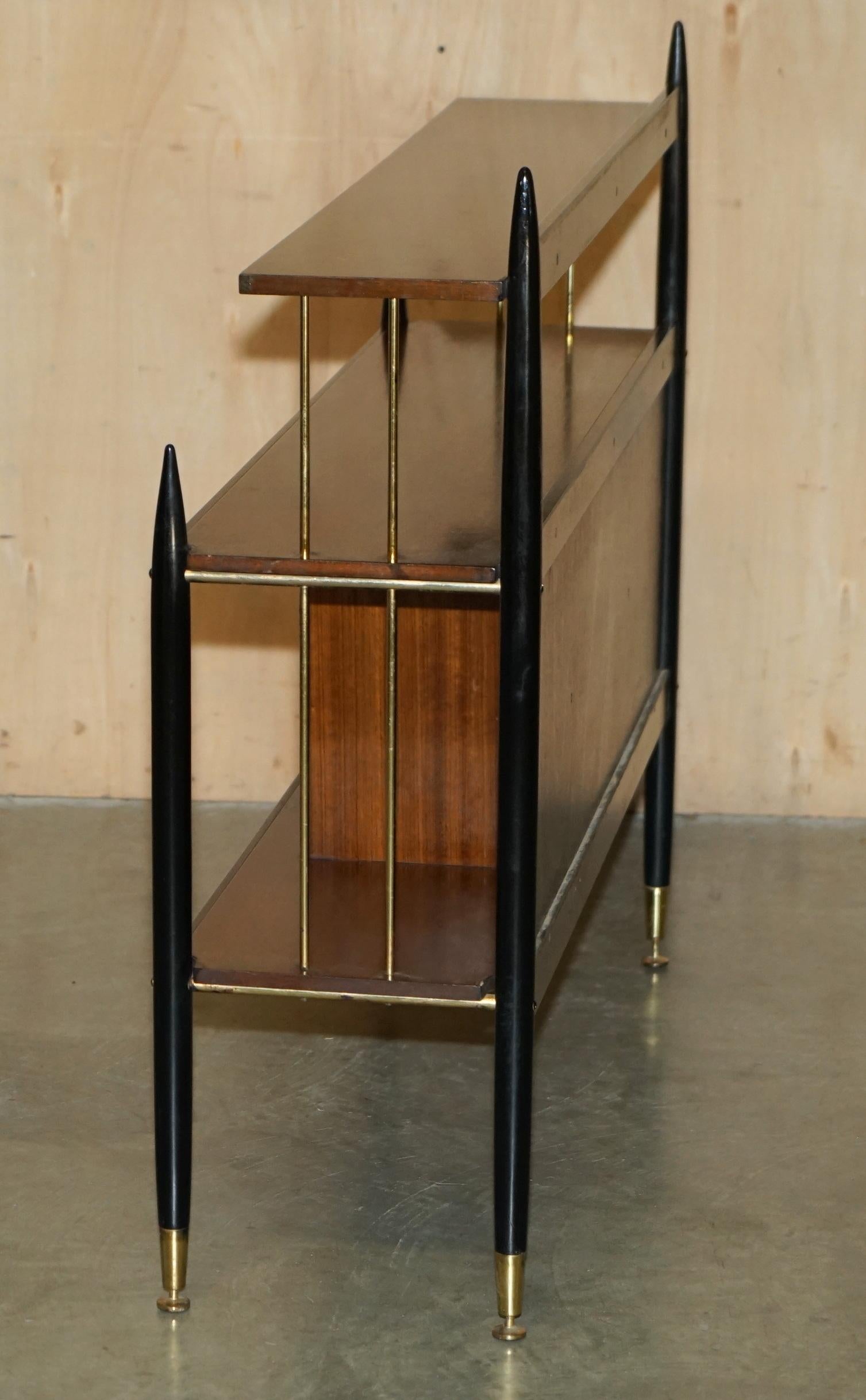 LIBRERIA DA LATO IN OTTONE E LEGNO DURO COMPLETAMENTE RISTRUTTURATA DI G-Plan in vendita 11