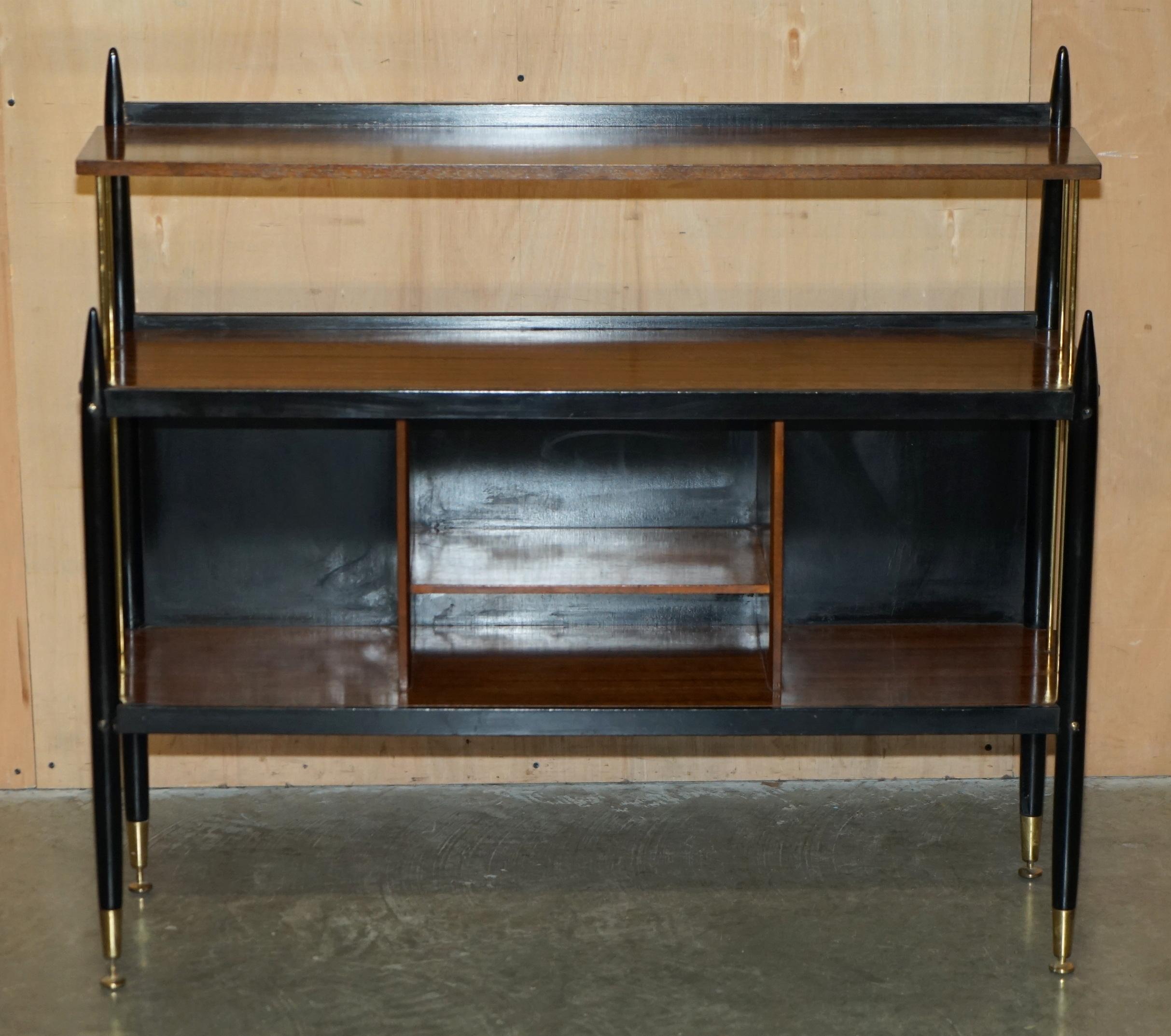 Casa Reale Antiquariato

Royal House of Antiques è lieta di offrire in vendita questa deliziosa credenza a G del Mid Century Modern, completamente restaurata, in mogano e ottone con pannelli ebanizzati. 

Tieni presente che le spese di spedizione