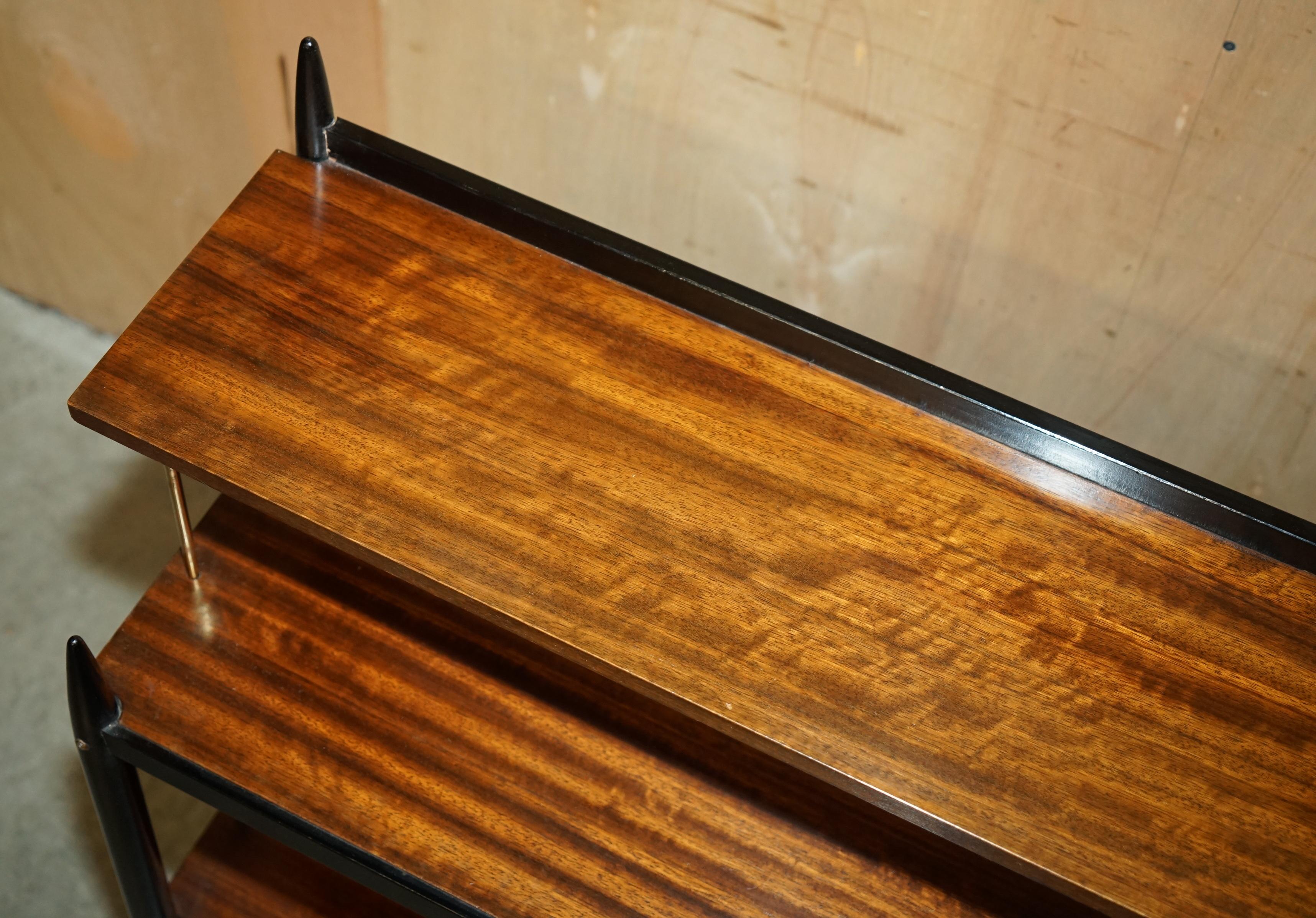 Inglese LIBRERIA DA LATO IN OTTONE E LEGNO DURO COMPLETAMENTE RISTRUTTURATA DI G-Plan in vendita
