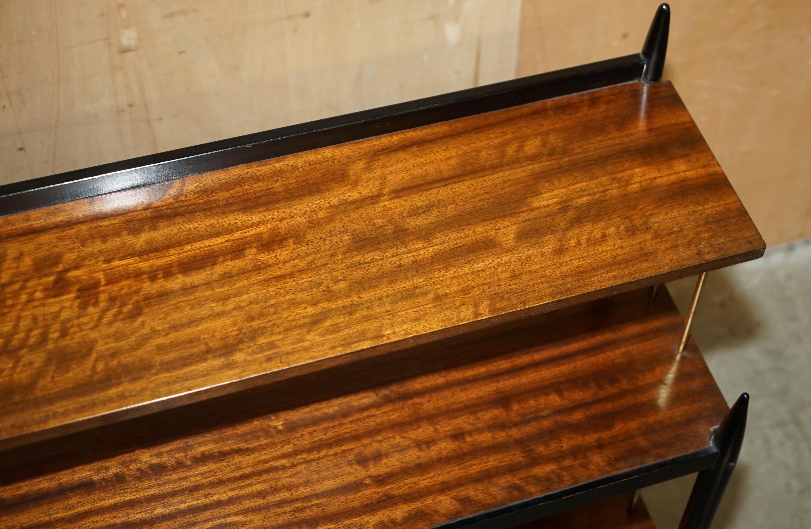 Fatto a mano LIBRERIA DA LATO IN OTTONE E LEGNO DURO COMPLETAMENTE RISTRUTTURATA DI G-Plan in vendita