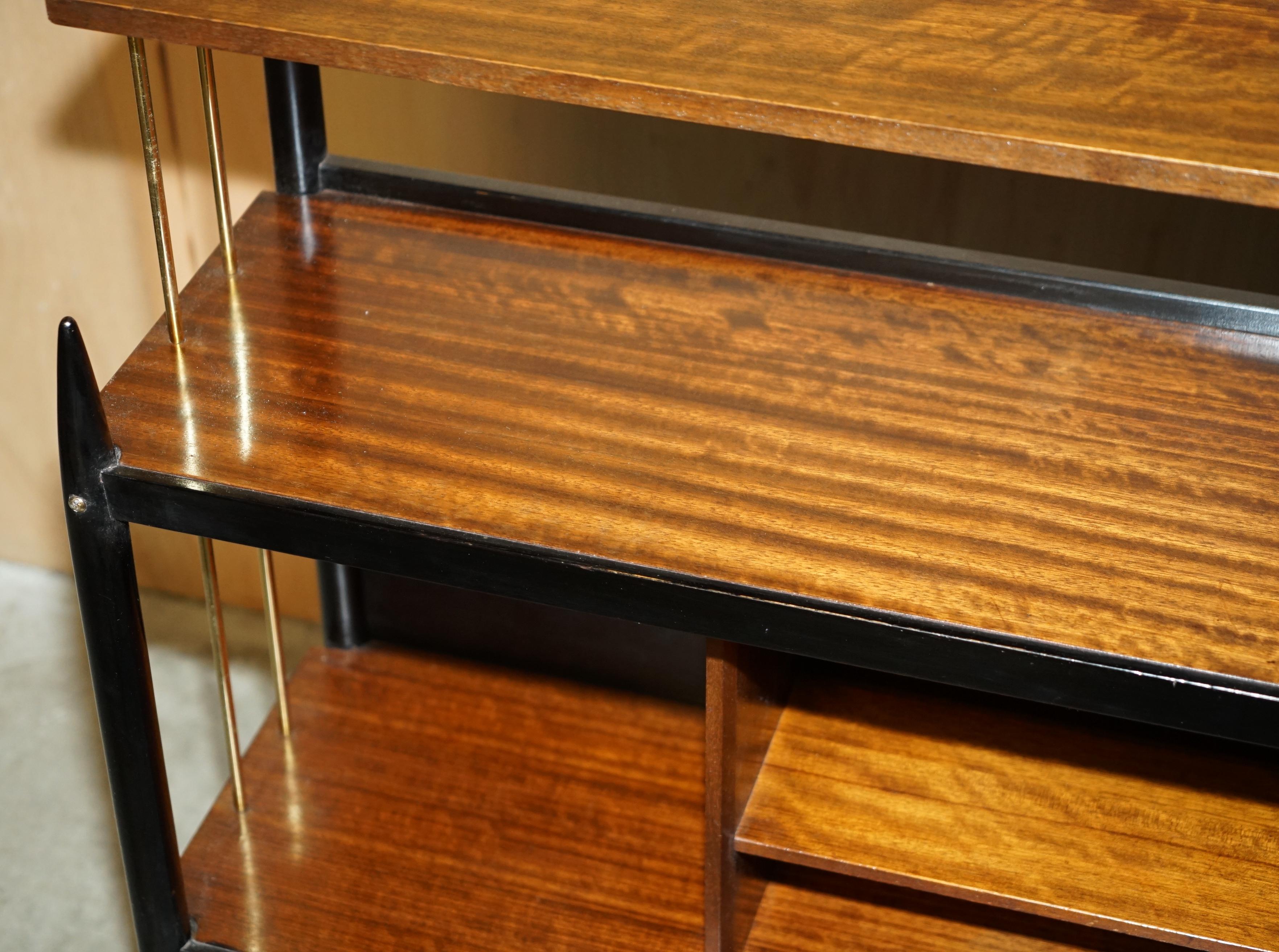 XX secolo LIBRERIA DA LATO IN OTTONE E LEGNO DURO COMPLETAMENTE RISTRUTTURATA DI G-Plan in vendita