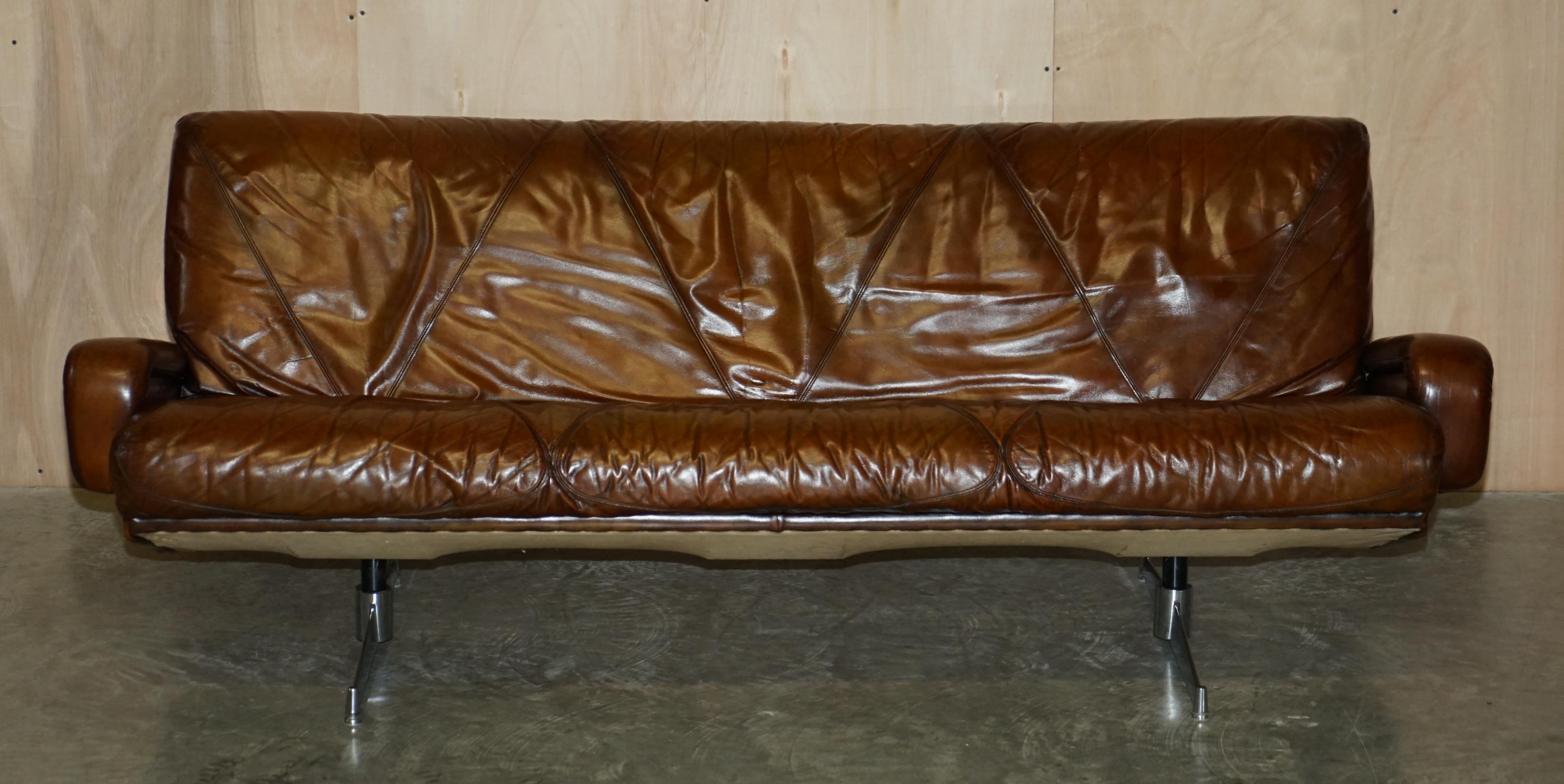 Fully Restored Vintage Mid-Century Modern Hand Dyed Brown Leather Stylish Sofa For Sale 5