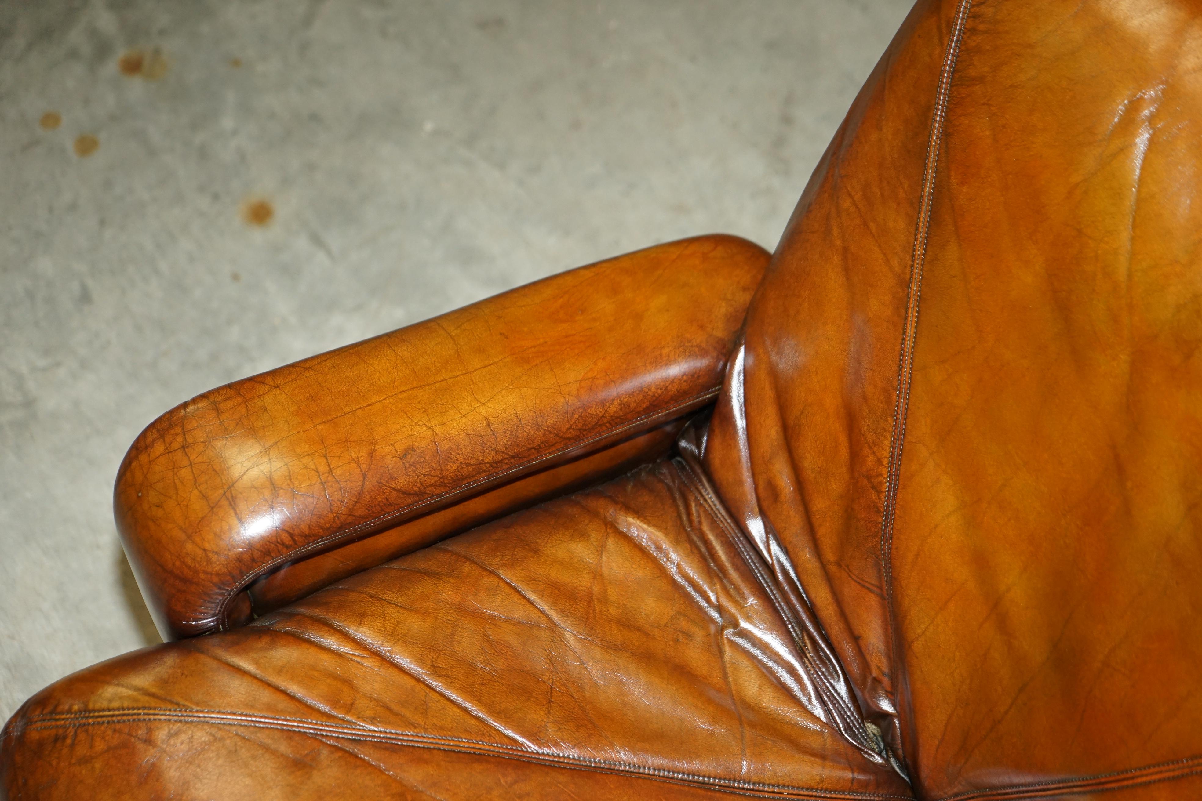 Fully Restored Vintage Mid-Century Modern Hand Dyed Brown Leather Stylish Sofa In Good Condition For Sale In West Sussex, Pulborough