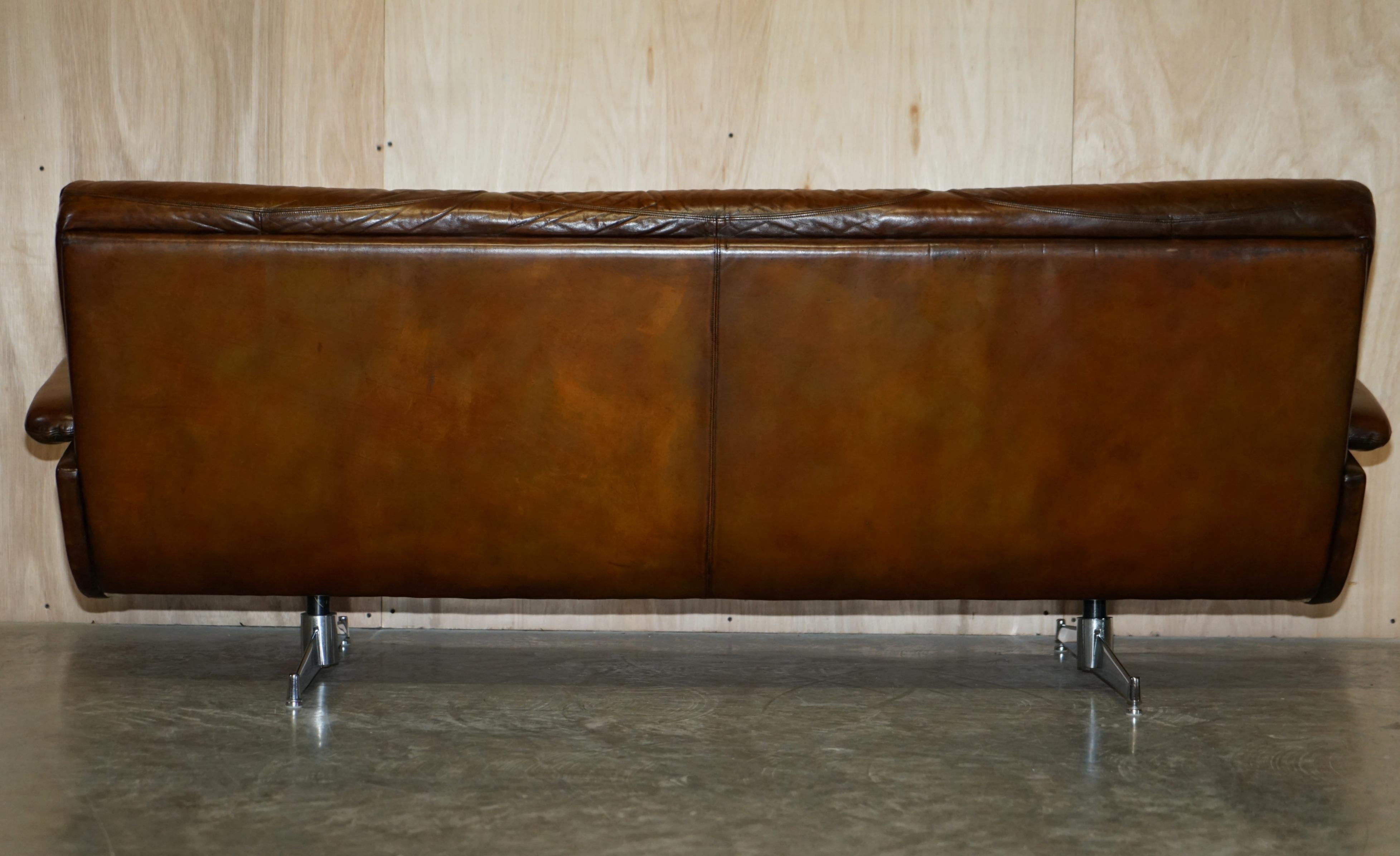 Fully Restored Vintage Mid-Century Modern Hand Dyed Brown Leather Stylish Sofa For Sale 3
