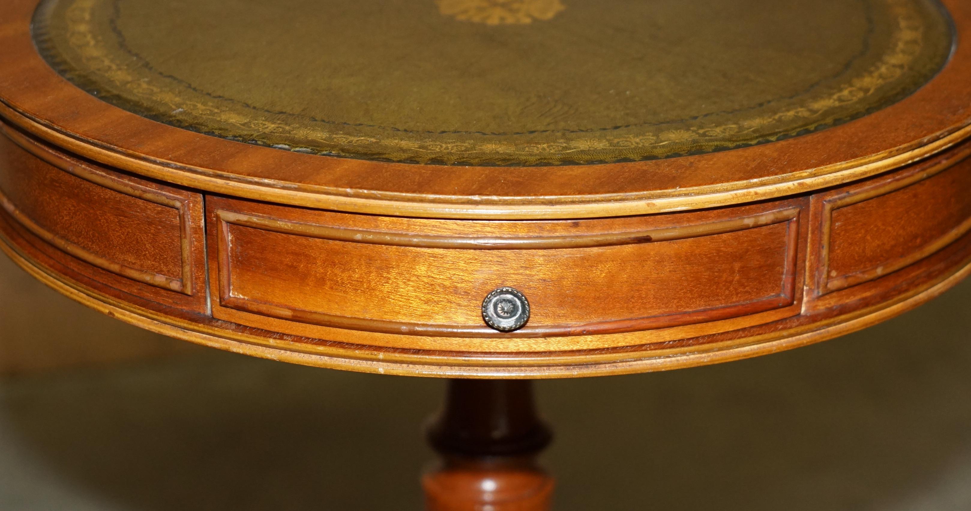 FULLY RESTORED WALNUT GREEN LEATHER SiDE END LAMP WINE DRUM TABLE DRAWERS For Sale 4