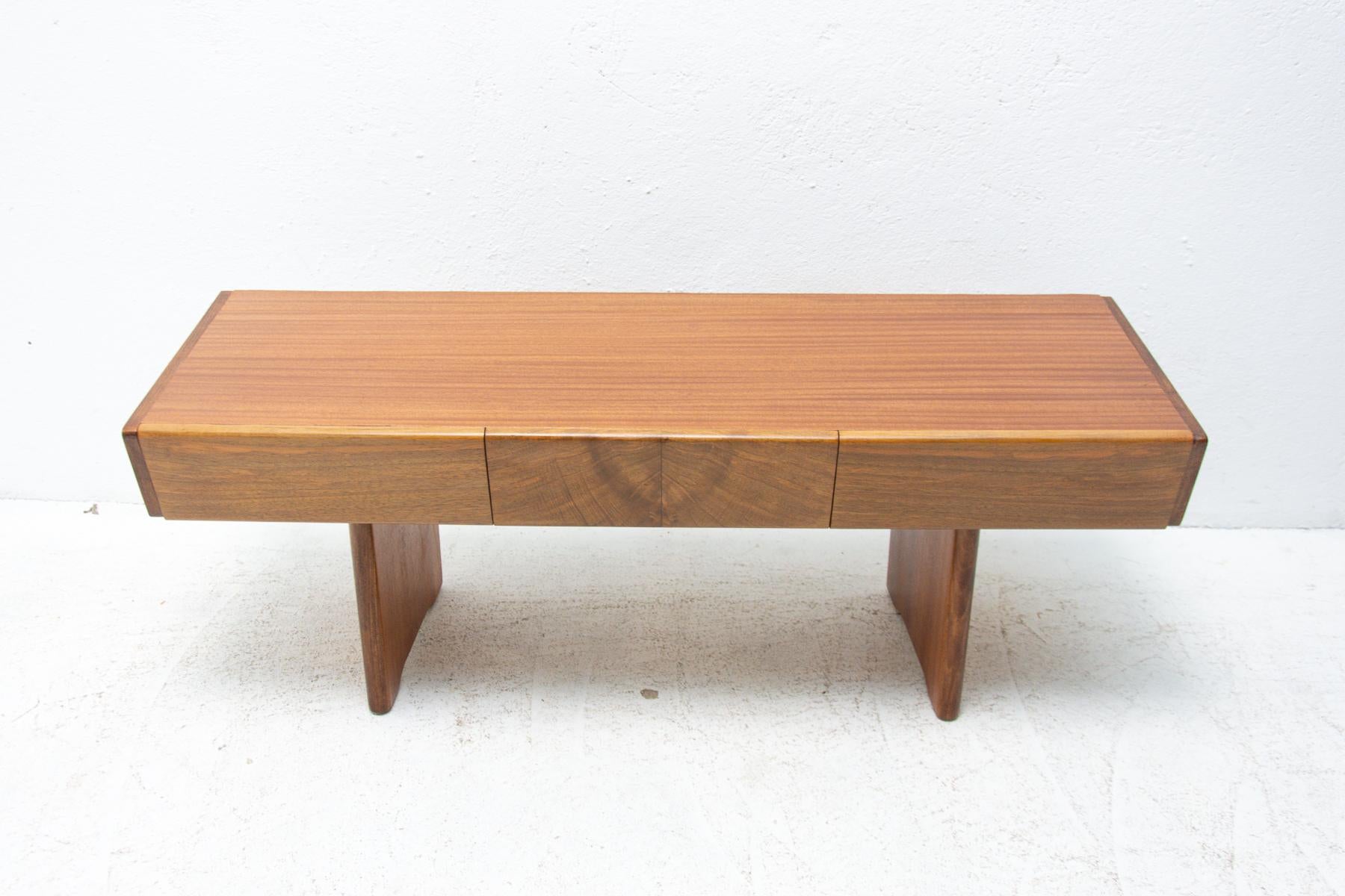 Fully Restored Walnut Side Table, 1970´s, Czechoslovakia 4