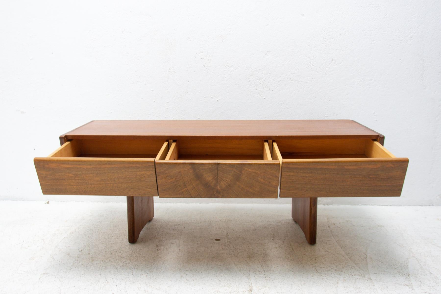 20th Century Fully Restored Walnut Side Table, 1970´s, Czechoslovakia