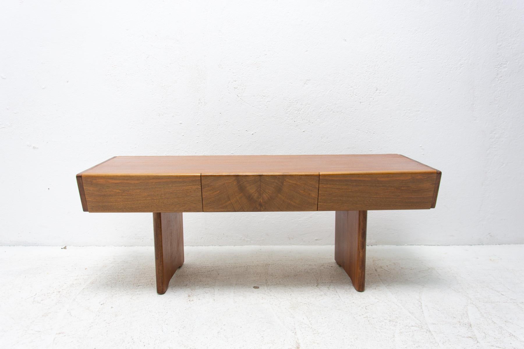 Fully Restored Walnut Side Table, 1970´s, Czechoslovakia 3