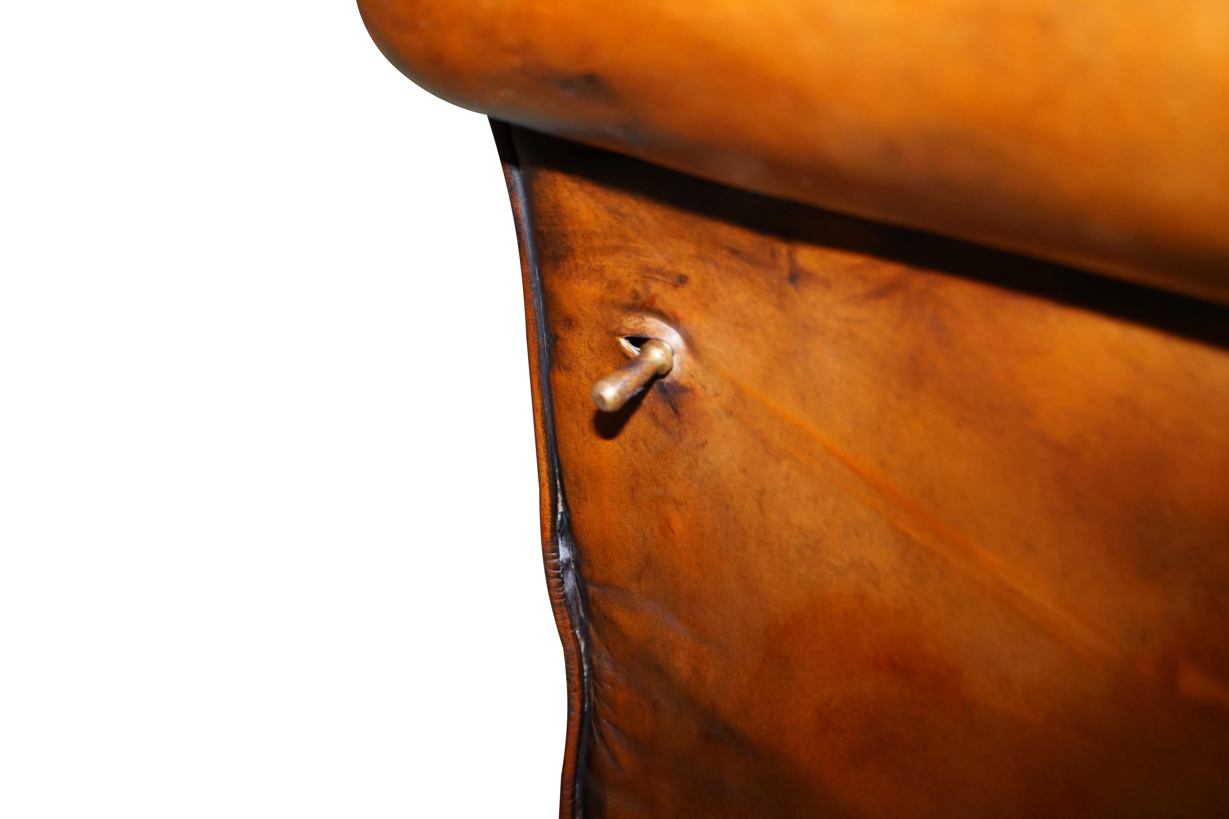 Restaurierte Whisky Brown Leder Drop Arm Chaise Lounge Sofa Pferdehaar gefüllt im Angebot 9