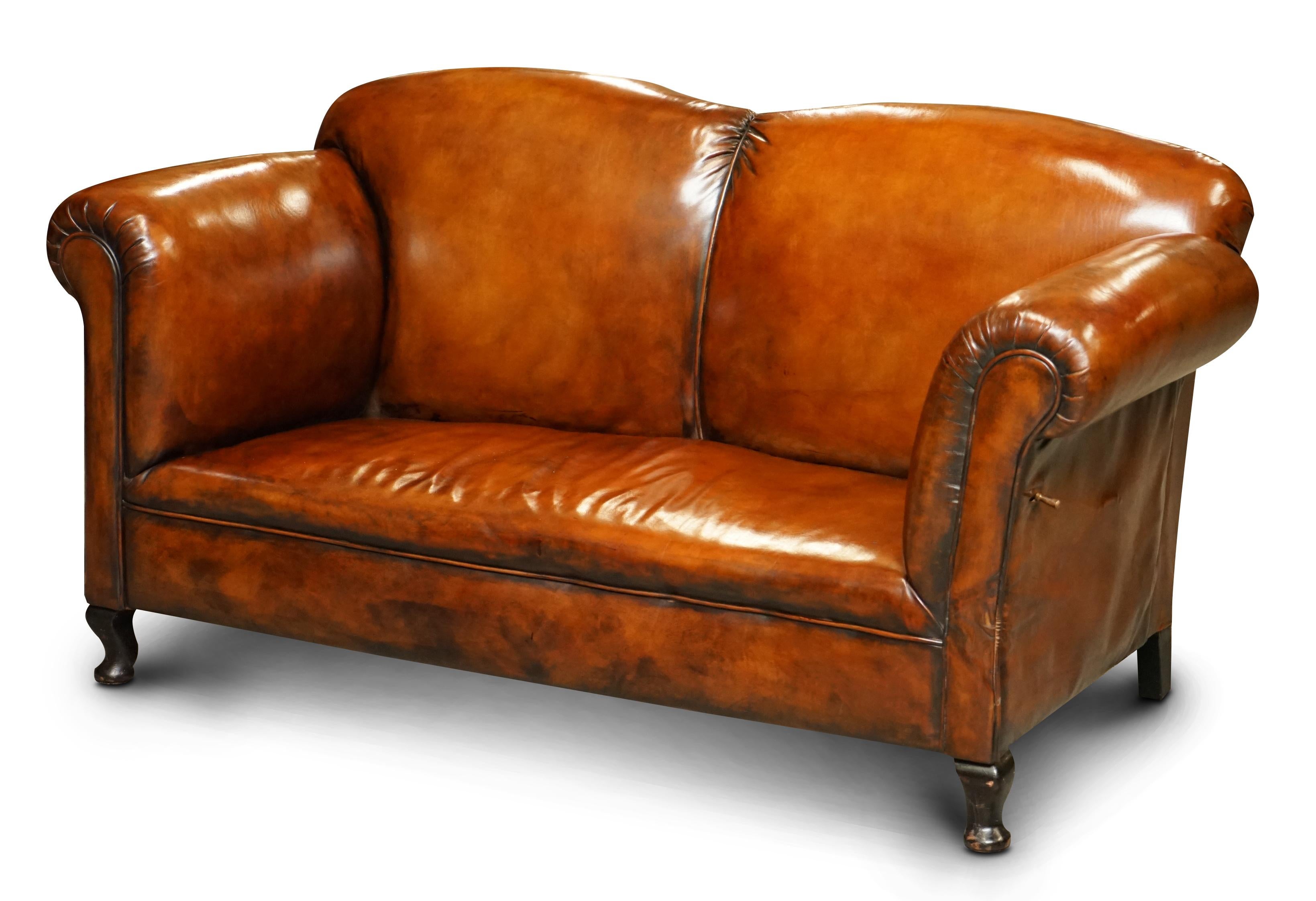 Restaurierte Whisky Brown Leder Drop Arm Chaise Lounge Sofa Pferdehaar gefüllt (Viktorianisch) im Angebot