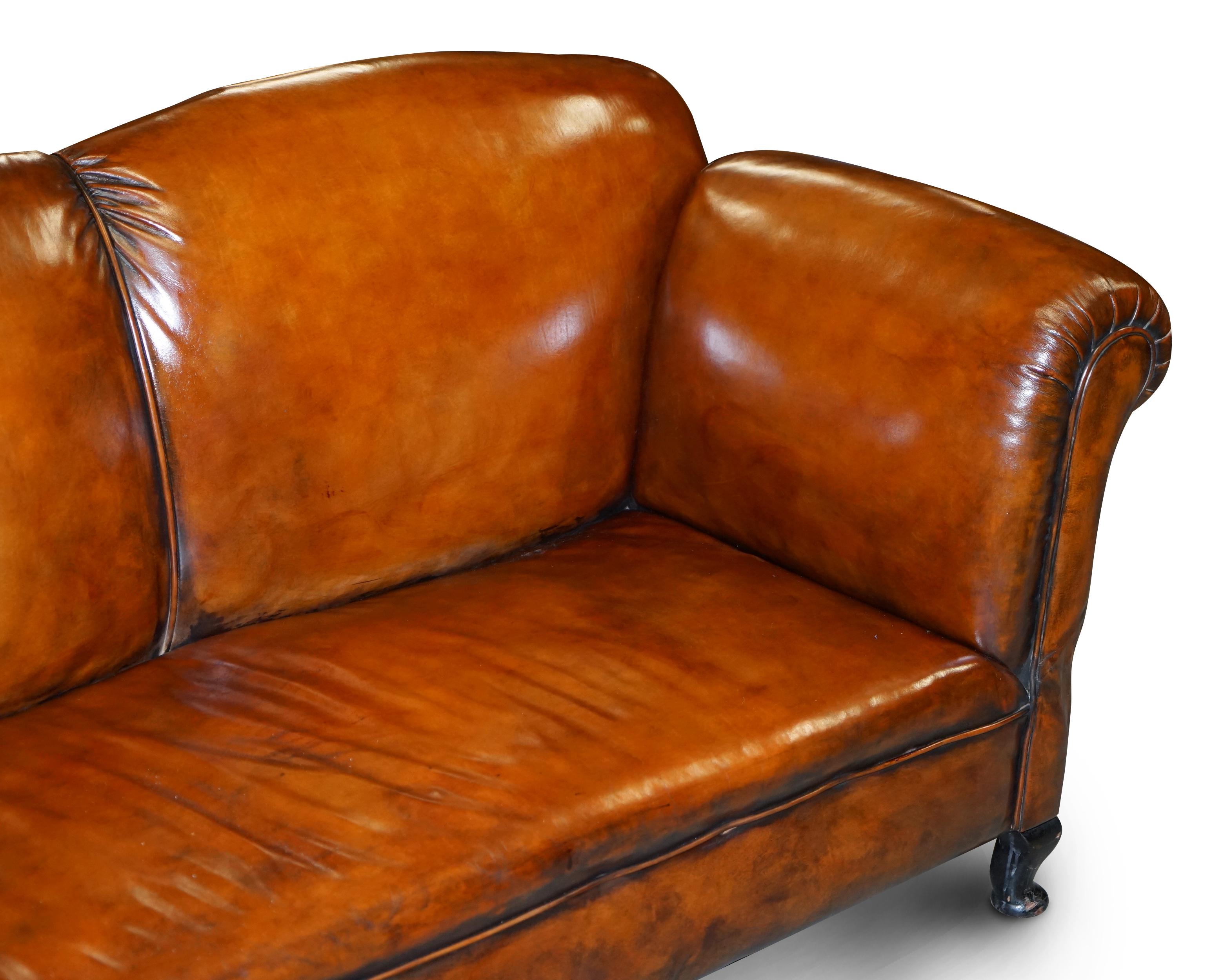 Restaurierte Whisky Brown Leder Drop Arm Chaise Lounge Sofa Pferdehaar gefüllt (Handgefertigt) im Angebot