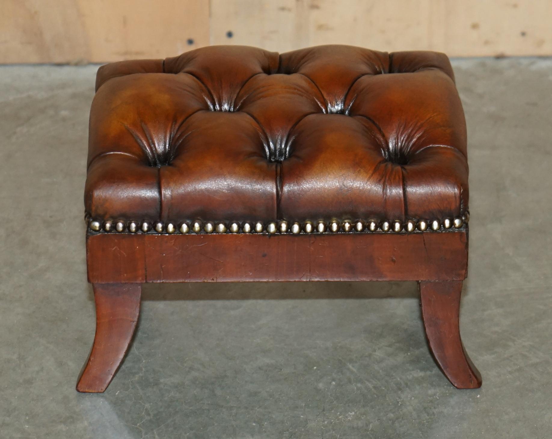 Apogée victorien Sac à dos ARMCHAIR CHESTERFIELD entièrement récupéré, en cuir marron teint à la main en vente