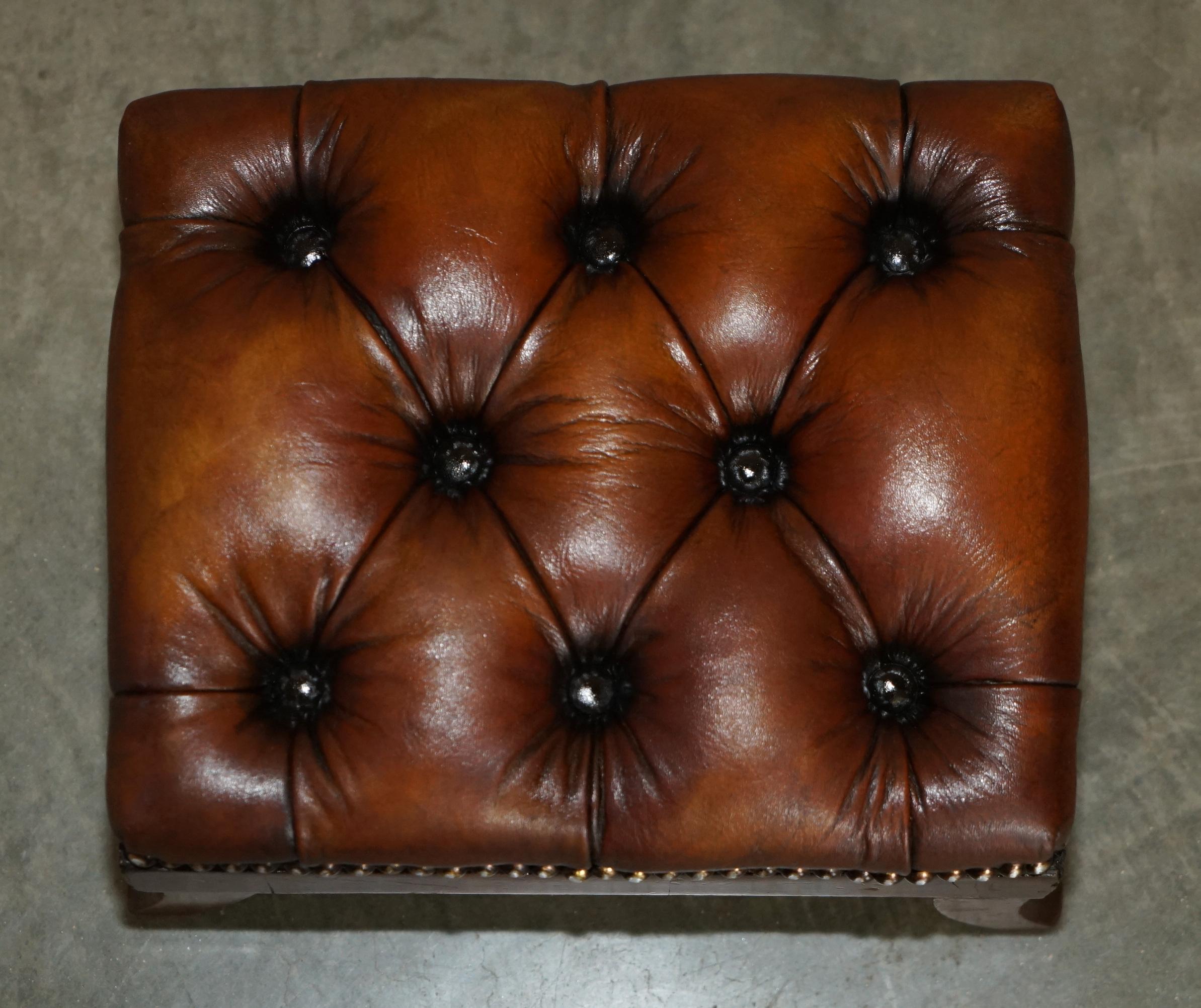Anglais Sac à dos ARMCHAIR CHESTERFIELD entièrement récupéré, en cuir marron teint à la main en vente