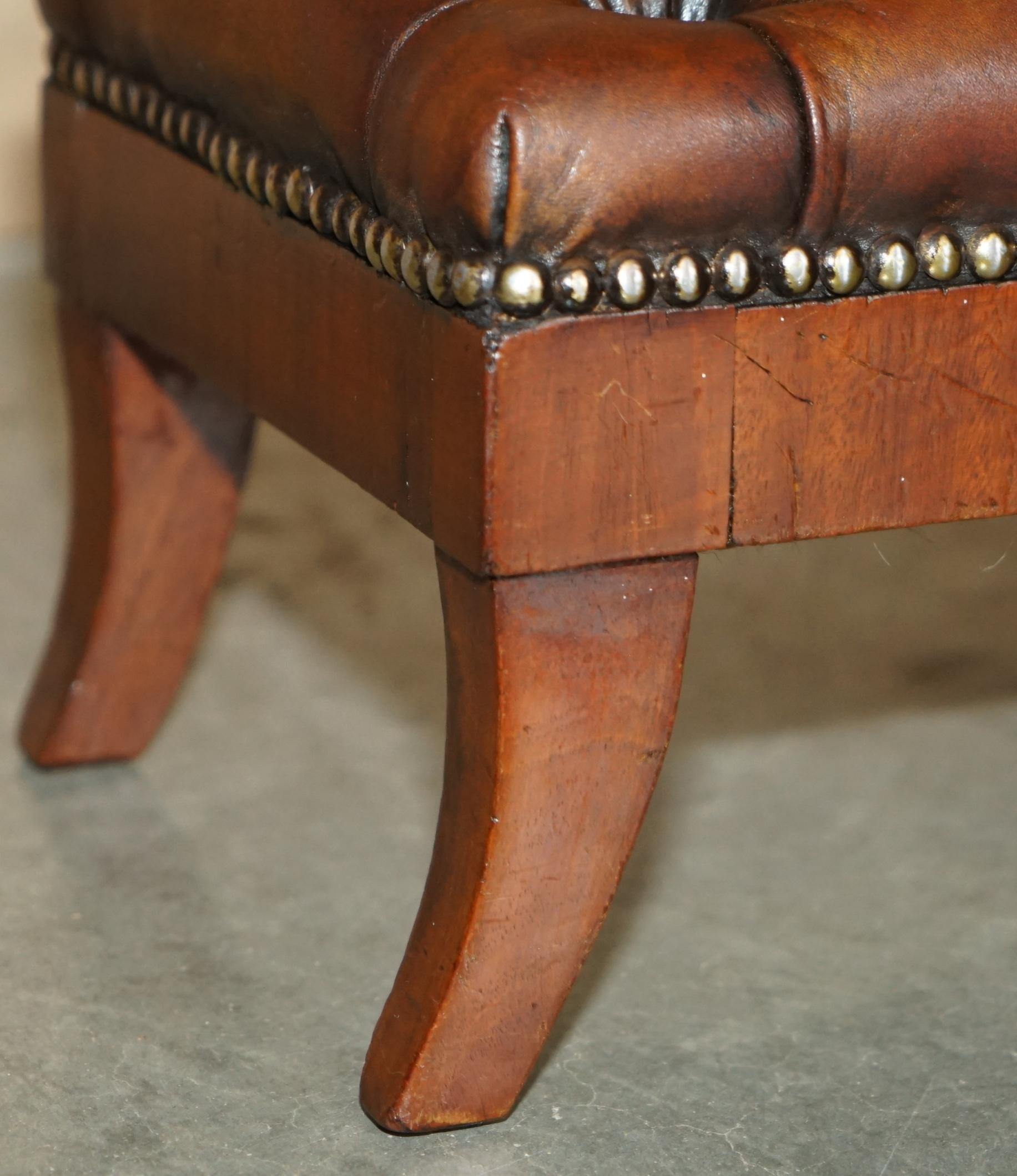 Cuir Sac à dos ARMCHAIR CHESTERFIELD entièrement récupéré, en cuir marron teint à la main en vente