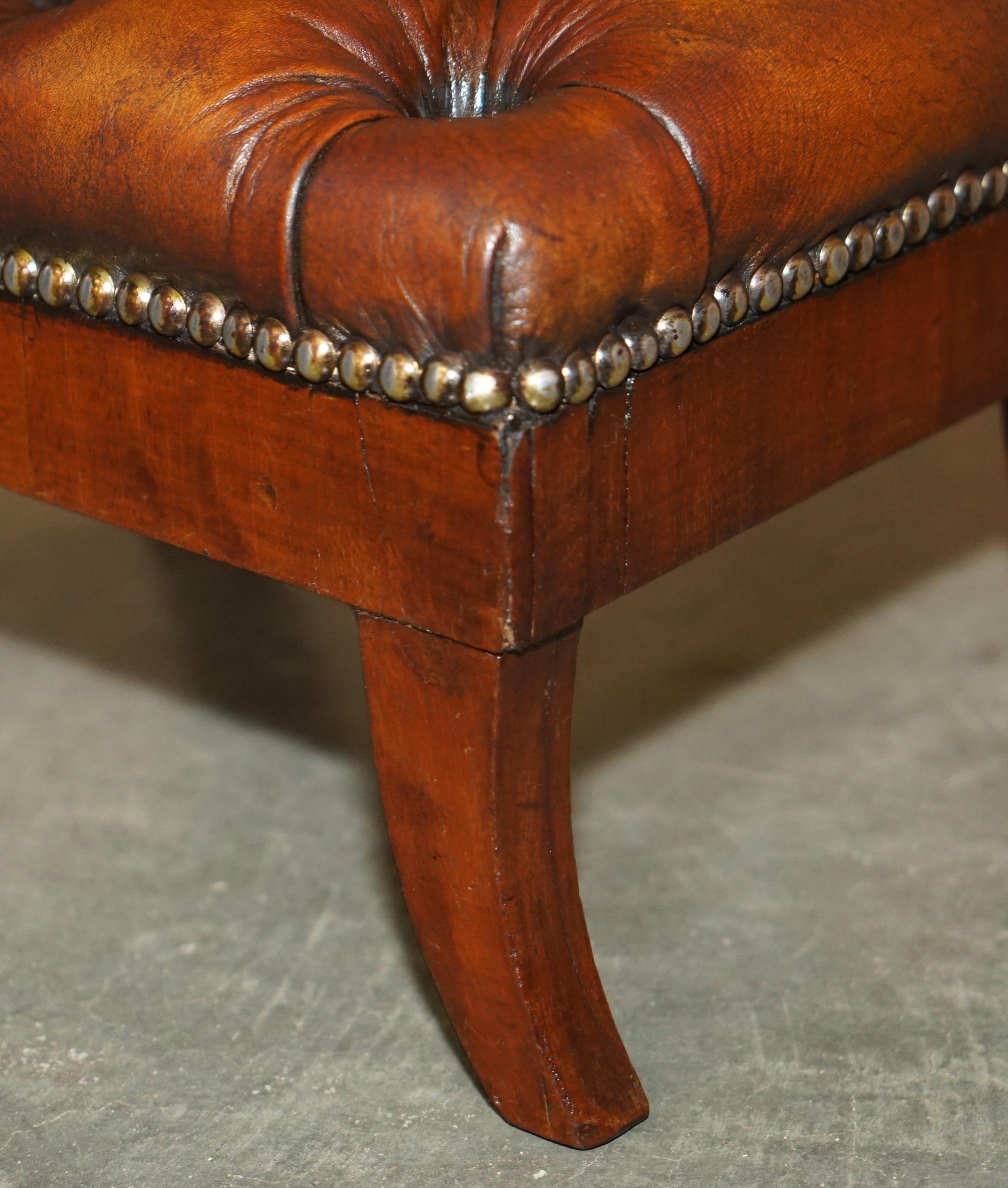 Sac à dos ARMCHAIR CHESTERFIELD entièrement récupéré, en cuir marron teint à la main en vente 1