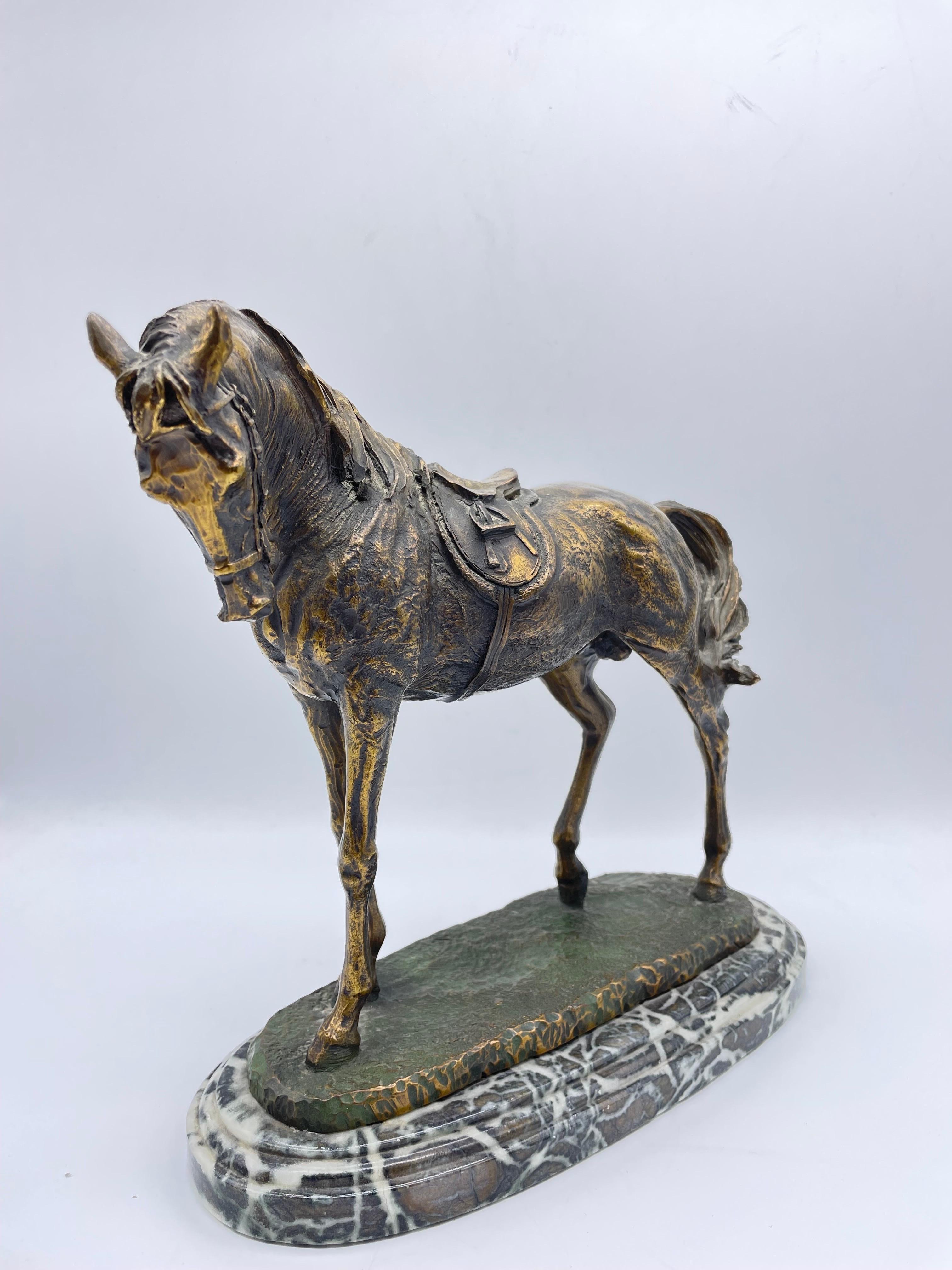 Fully sculpted horse sculpture on marble.

Detailed horse sculpture, zinc patented on oval profiled marble base.