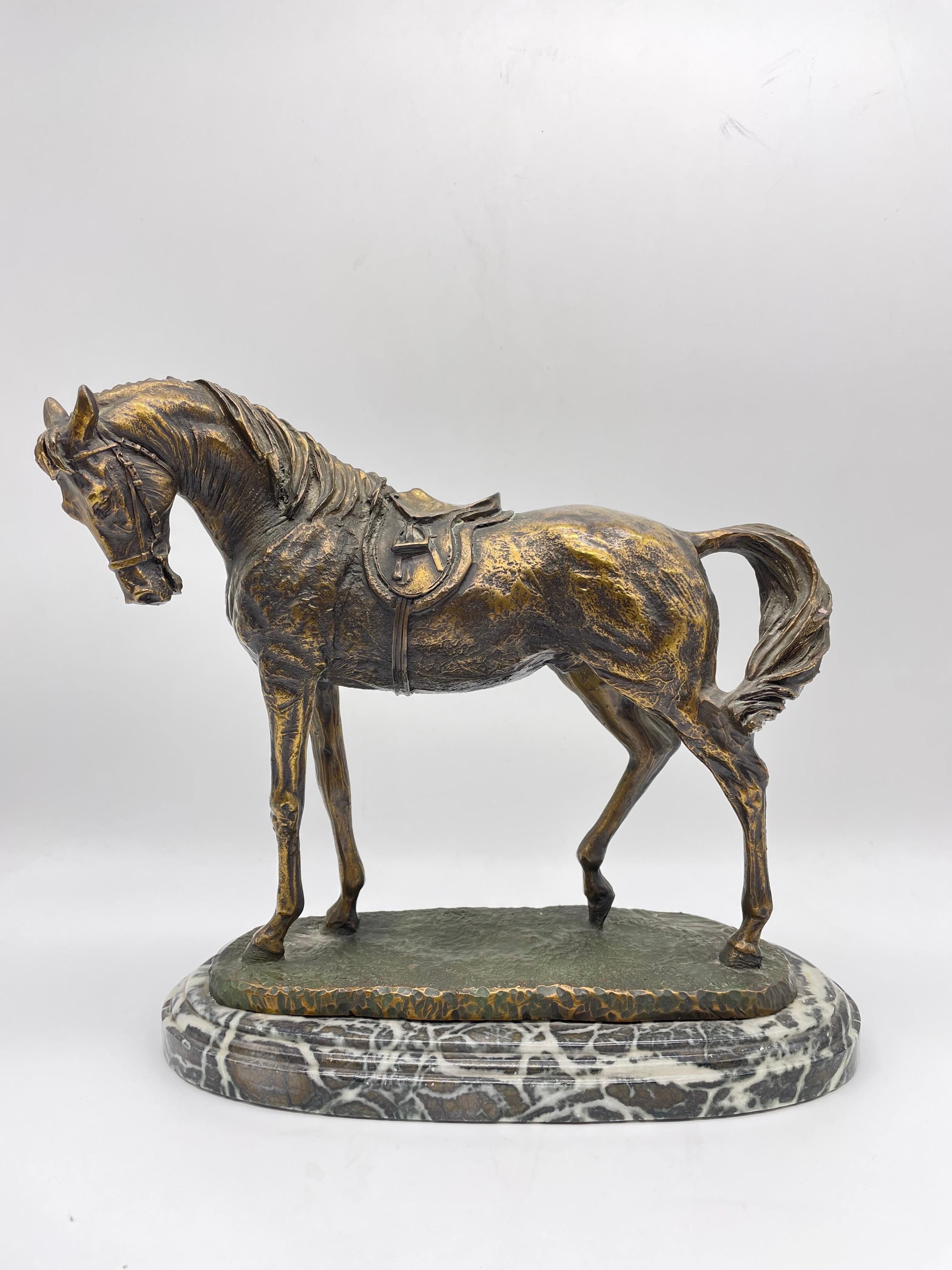 Fully Sculpted Horse Sculpture on Marble In Good Condition For Sale In Berlin, DE