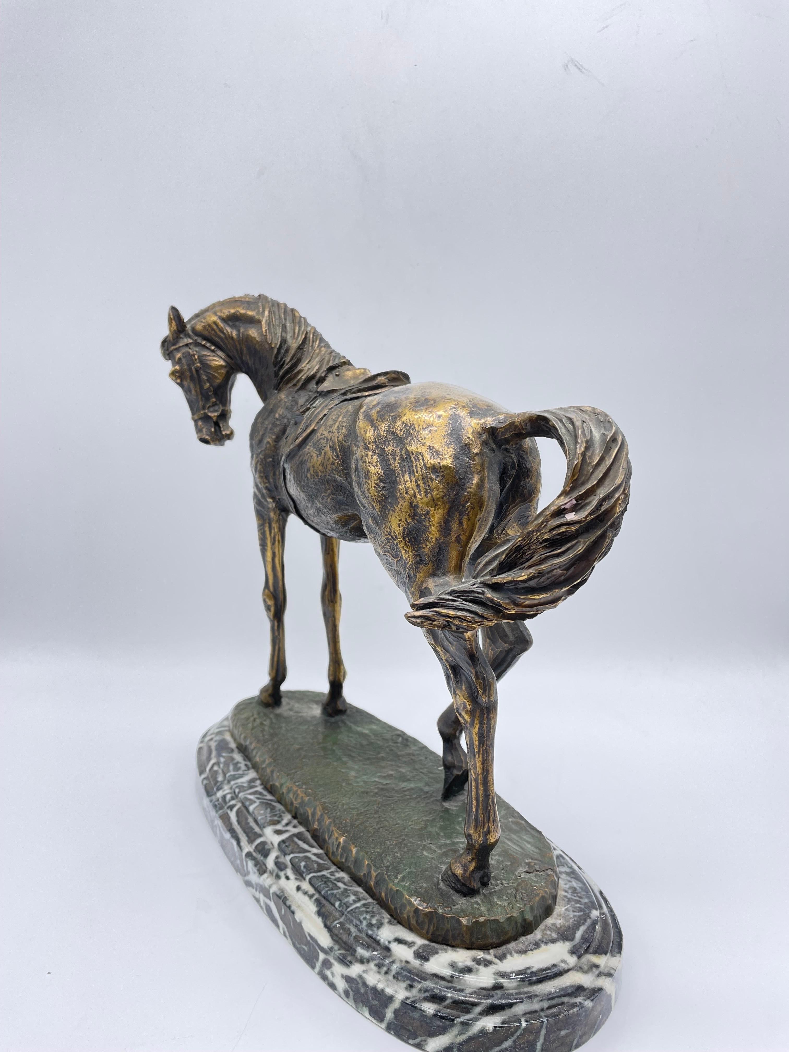 Fully Sculpted Horse Sculpture on Marble In Good Condition For Sale In Berlin, DE